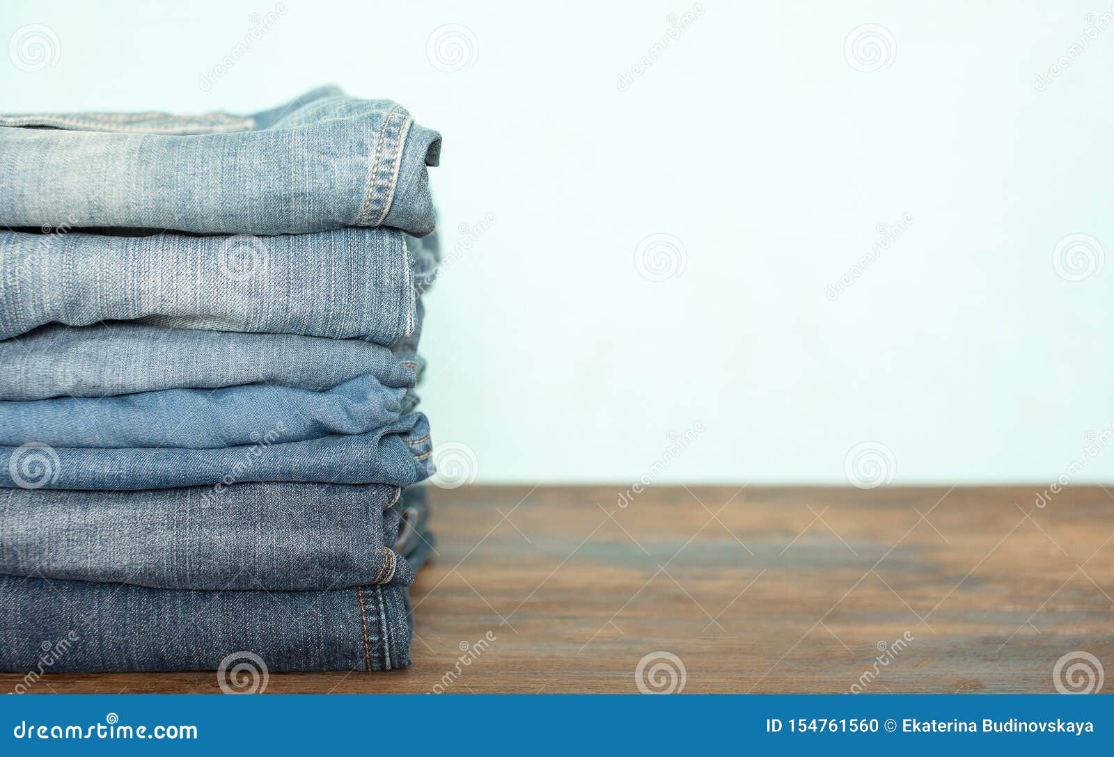 De stapel van jeansbroeken stock foto. Image of broek - 154761560