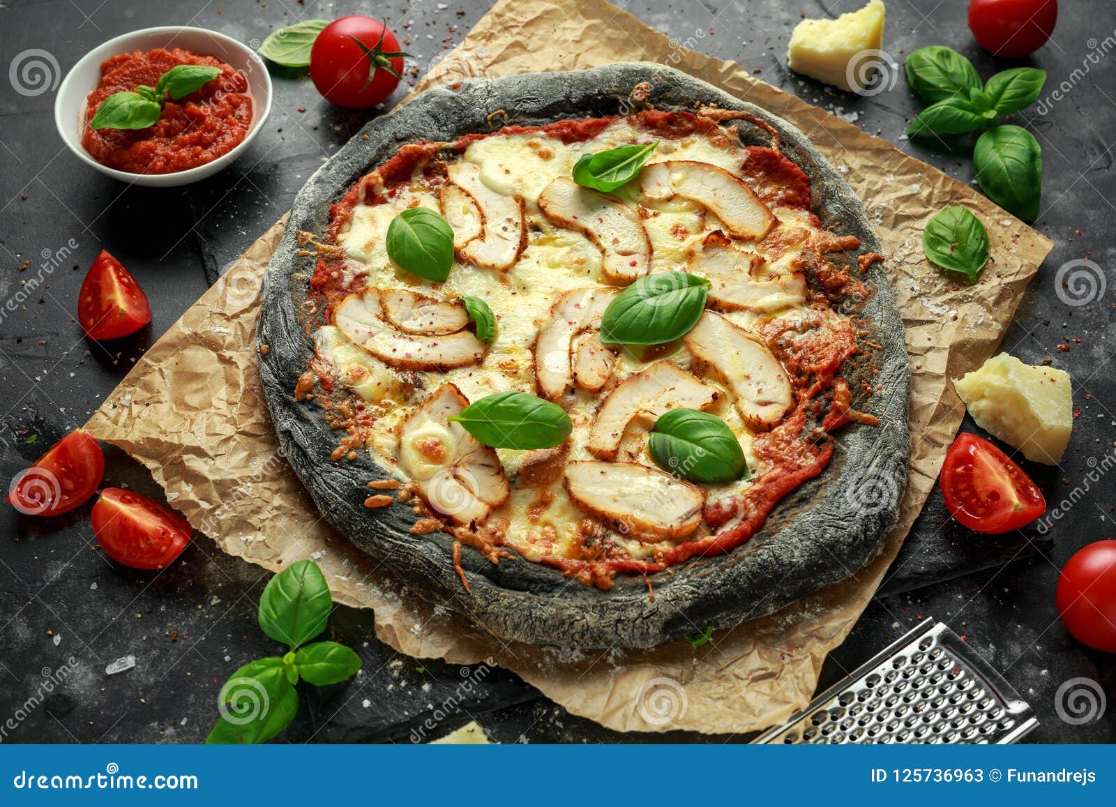 De Steen Bakte Zwarte Pizza Met Kip, Tomaten En Mozarellakaas Afbeelding Image of sluit, paddestoel: 125736963