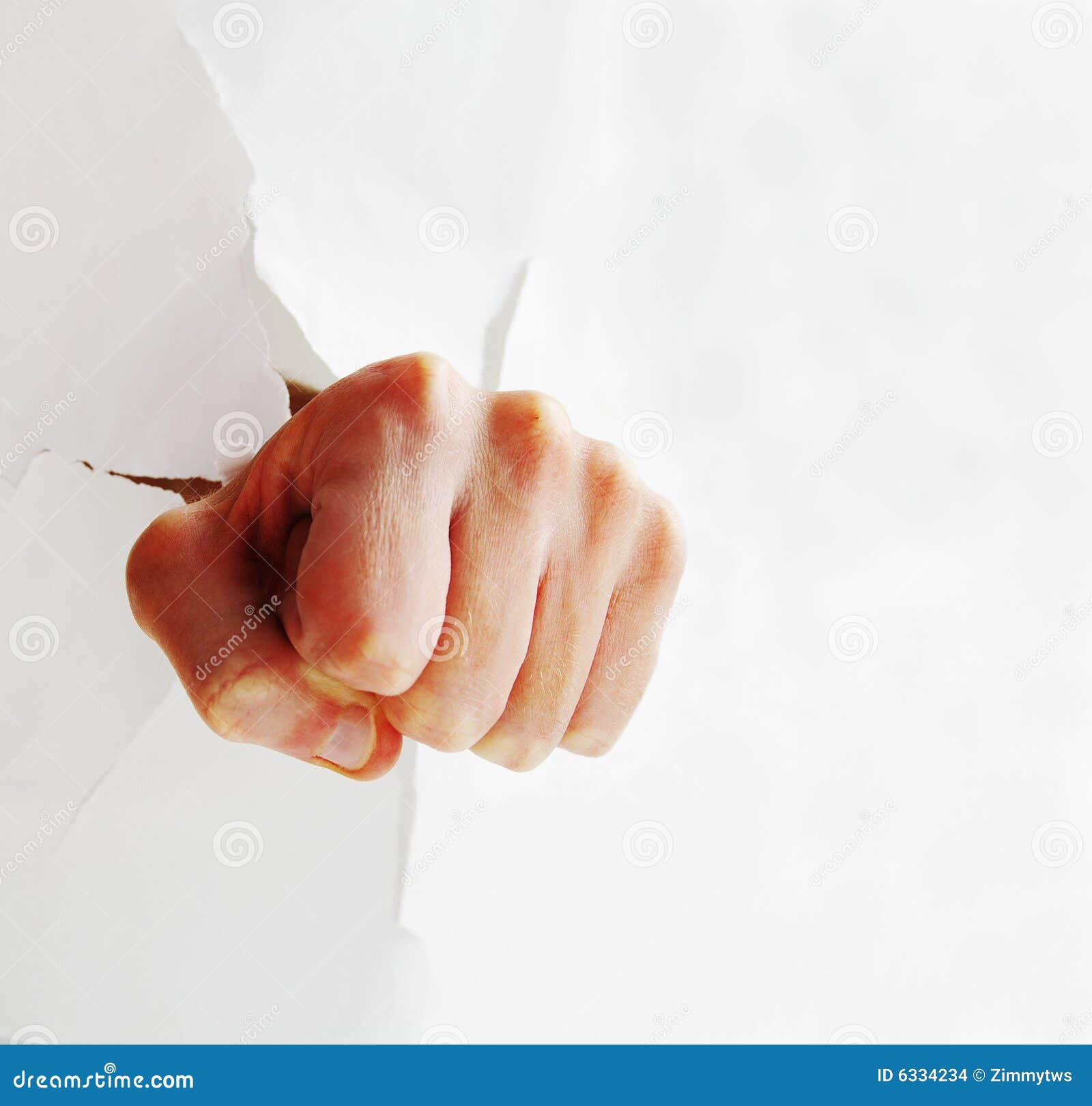 Растоптала масло разорвала холсты. Кулак пробивает бумагу.