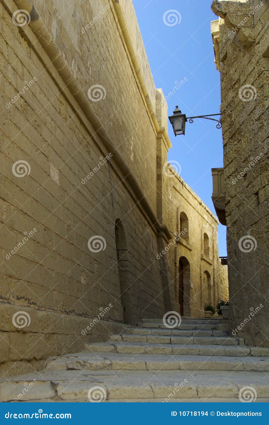 De Straat van Malta. Bedekt steen laneway op Eiland Gozo, Malta.