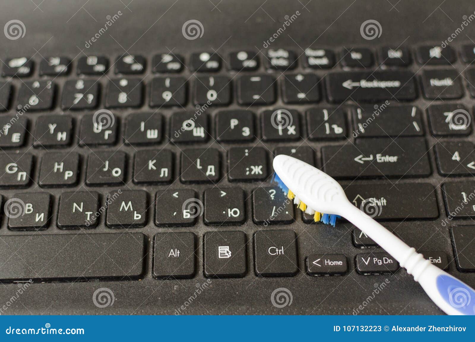 De Vuil Laptop Toetsenbord is Aan Het Schoonmaken Stock Afbeelding - Image of stof: 107132223