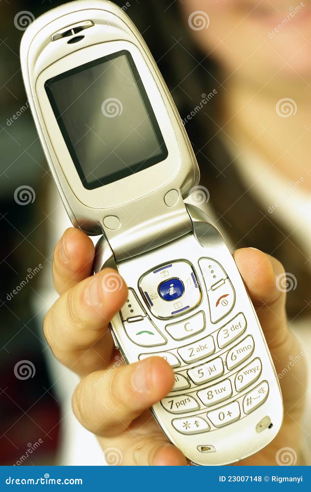 De telefoon van de cel in een hand. Geopende celtelefoon in een hand. Ondiepe DOF.