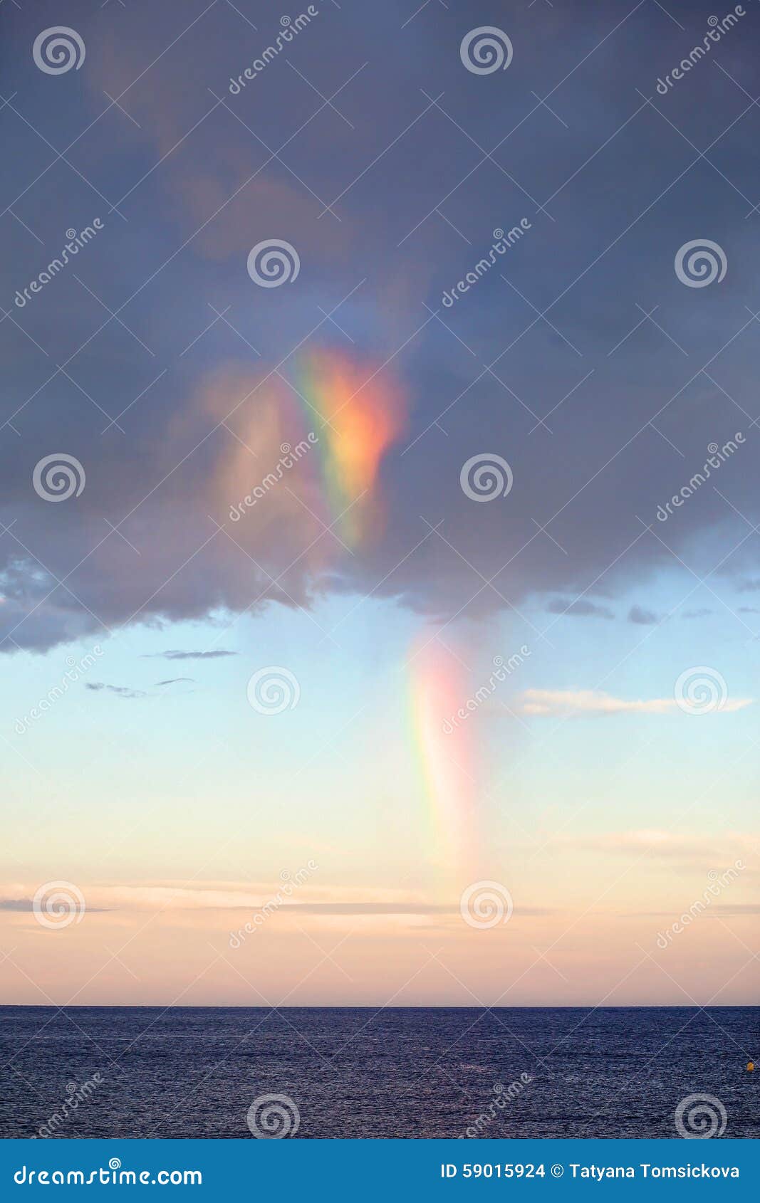 De textuur van hemelwolken met regenboog, achtergrond Dramatische hemelwolk