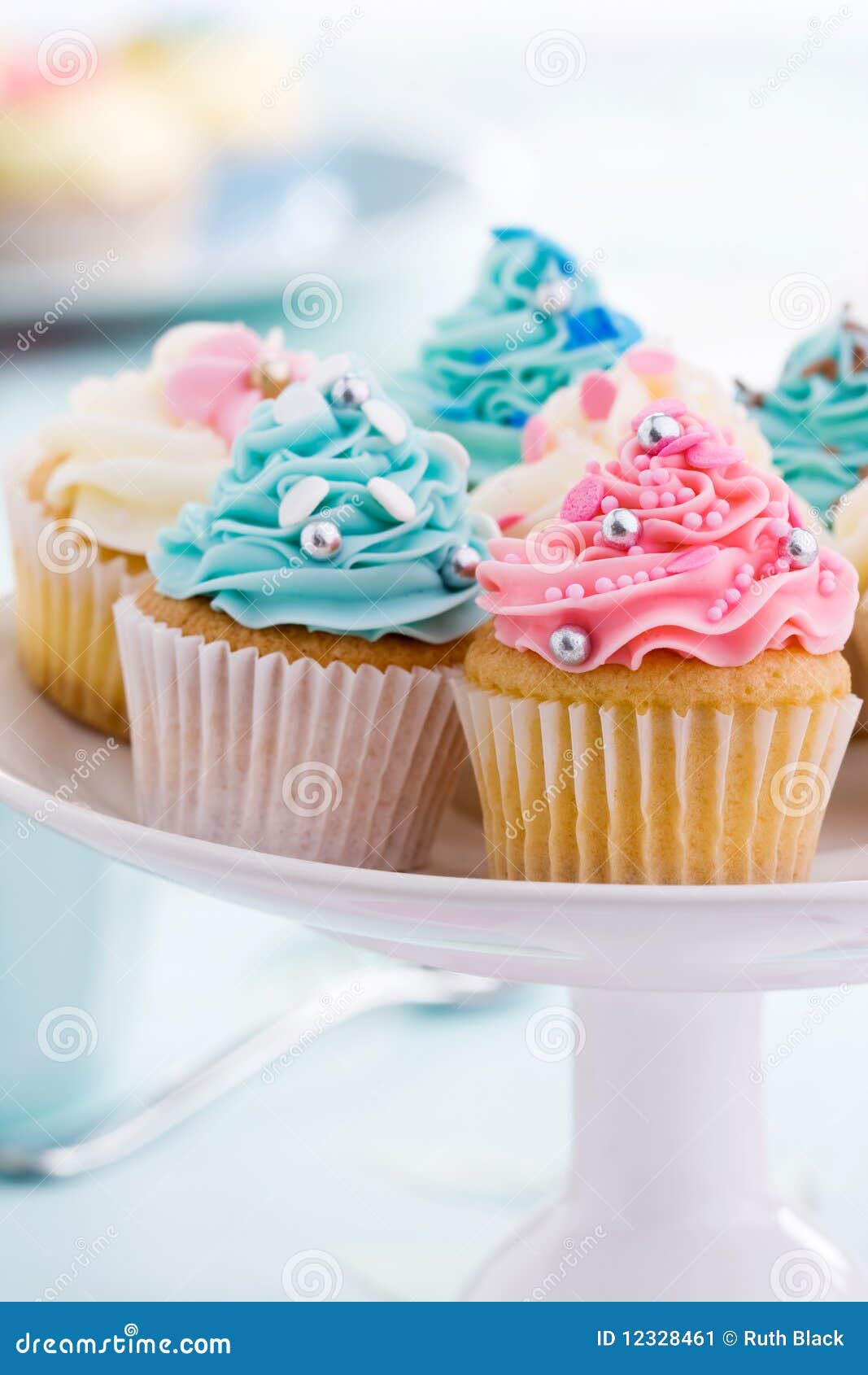 De thee van de middag. Assortiment van kleurrijke cupcakes op een cakestand