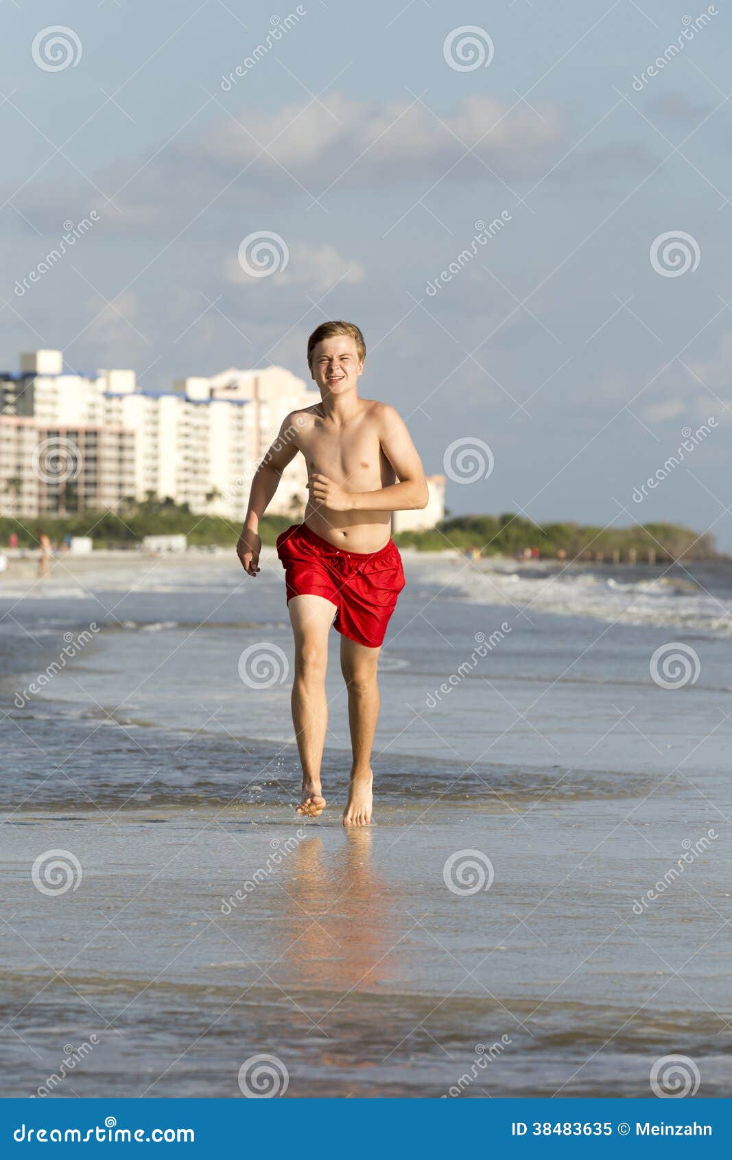 De Tiener Geniet Van Aanstotend Langs Het Strand Stock Afbeelding Image Of Europees Rood
