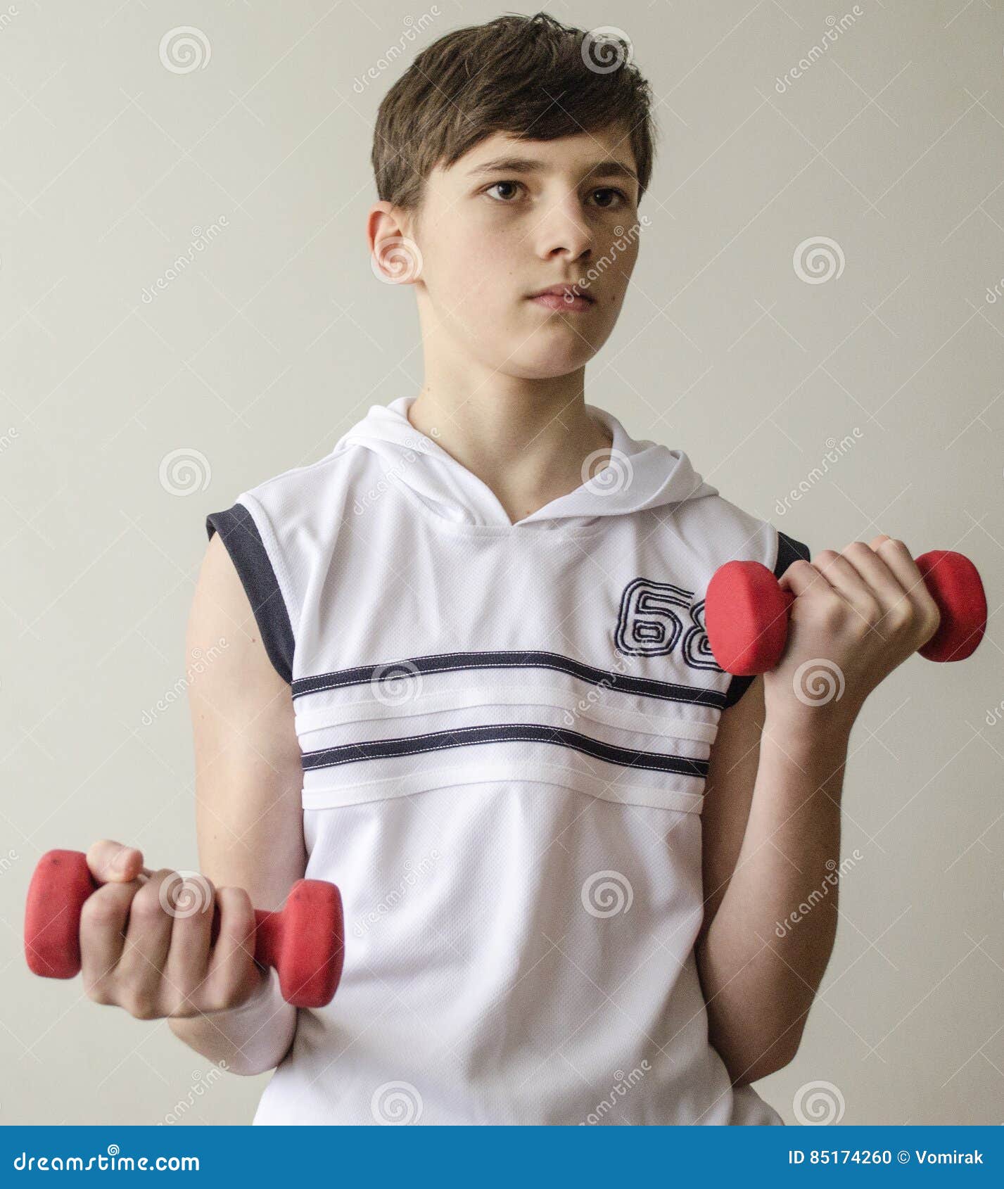 Teen boy forum. Подросток спортсмен. Фотосессия для спортсмена подростка. Мальчик с гантелями. Ребенок с гантелями.