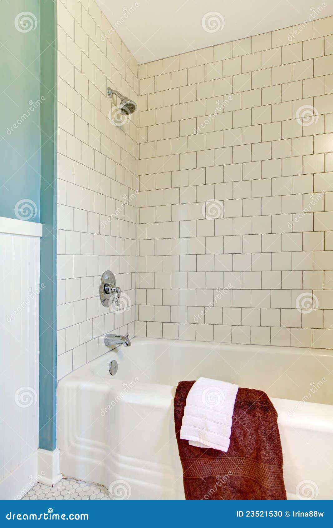 De ton witte klassieke tegel van de douche en blauwe muur. stock ...