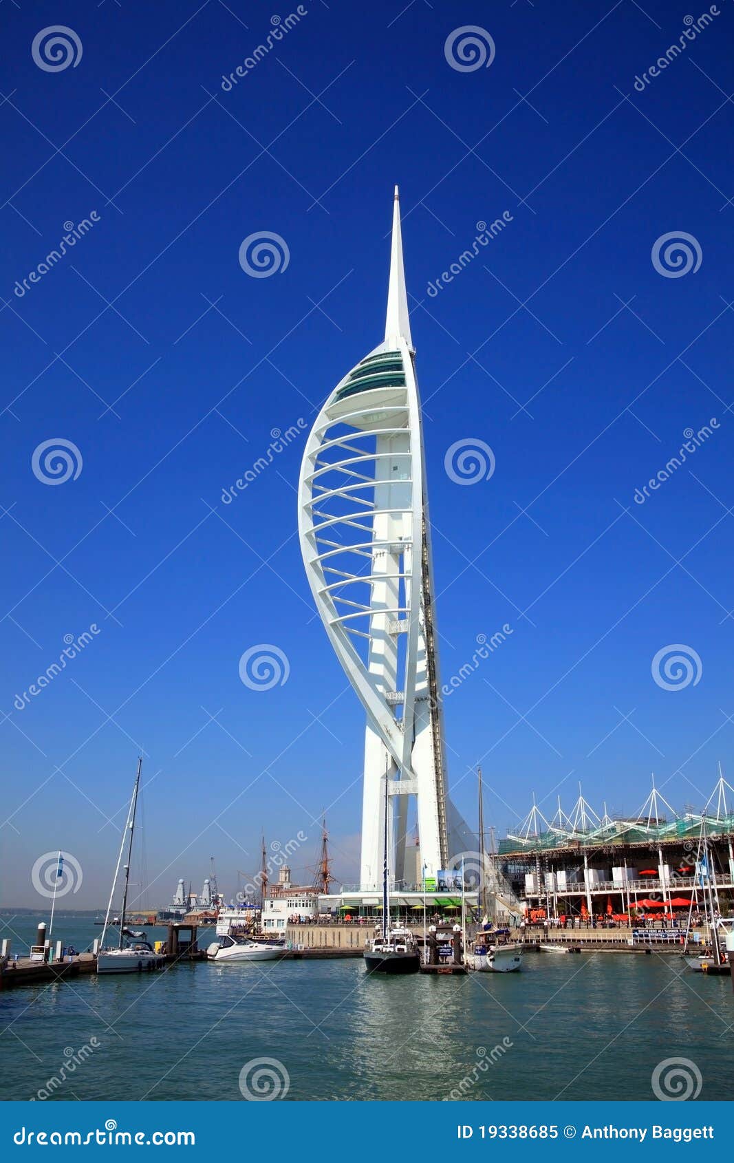 De Toren van de spinnaker. Southampton, het Verenigd Koninkrijk, 22 April, 2011: De toren van de millenniumSpinnaker in de historische haven van Southampton bij Kaden Gunwharf die het het bekijken platform, met boten in de voorgrond tonen