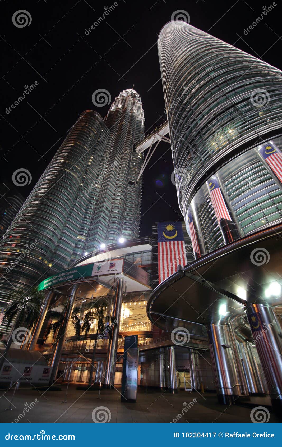 De torens van Petronas bij nacht. De Tweelingtorens van Petronas in Kuala Lumpur, Maleisië, bij nacht
