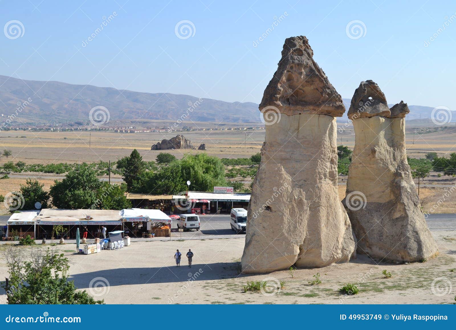 De utsmyckade champinjonhusen i den Cappadocia regionen. Naturlandskapet av den Cappadocia regionen Turkiet, unikt historiskt och kulturarv, sommartid
