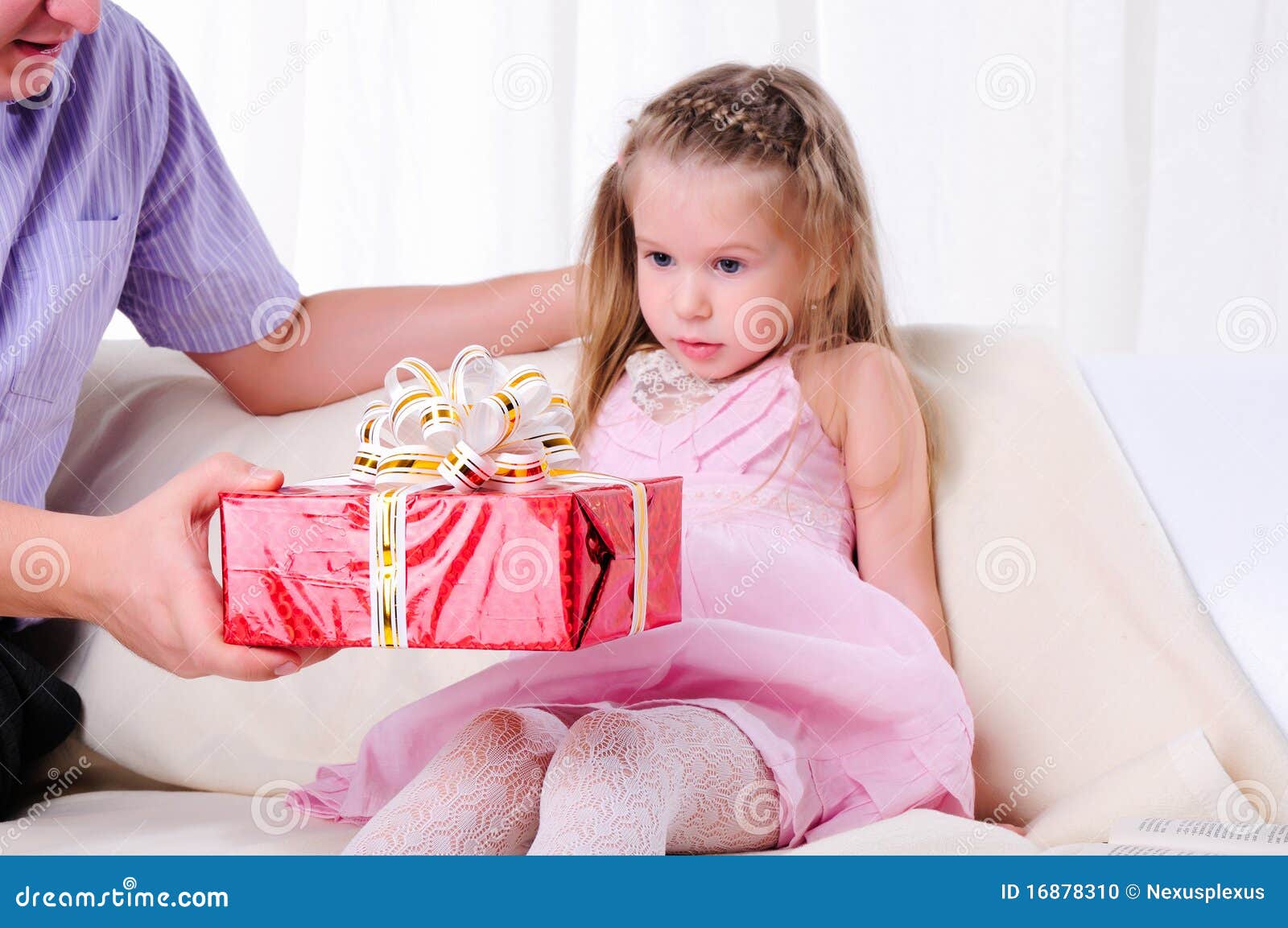 Отец засунул дочери. Папа дарит подарок. Девочка дарит подарок папе. Папа дарит подарок дочке. Маленькая девочка дарит подарок папе.