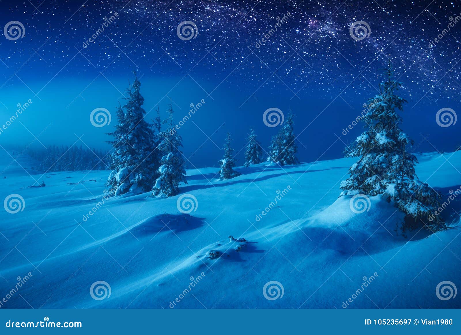De vallei van de feewinter met sneeuw in een maanlicht dat wordt behandeld Melkachtige manier in een nacht sterrige hemel Kerstmis en Nieuwjaren stemmings