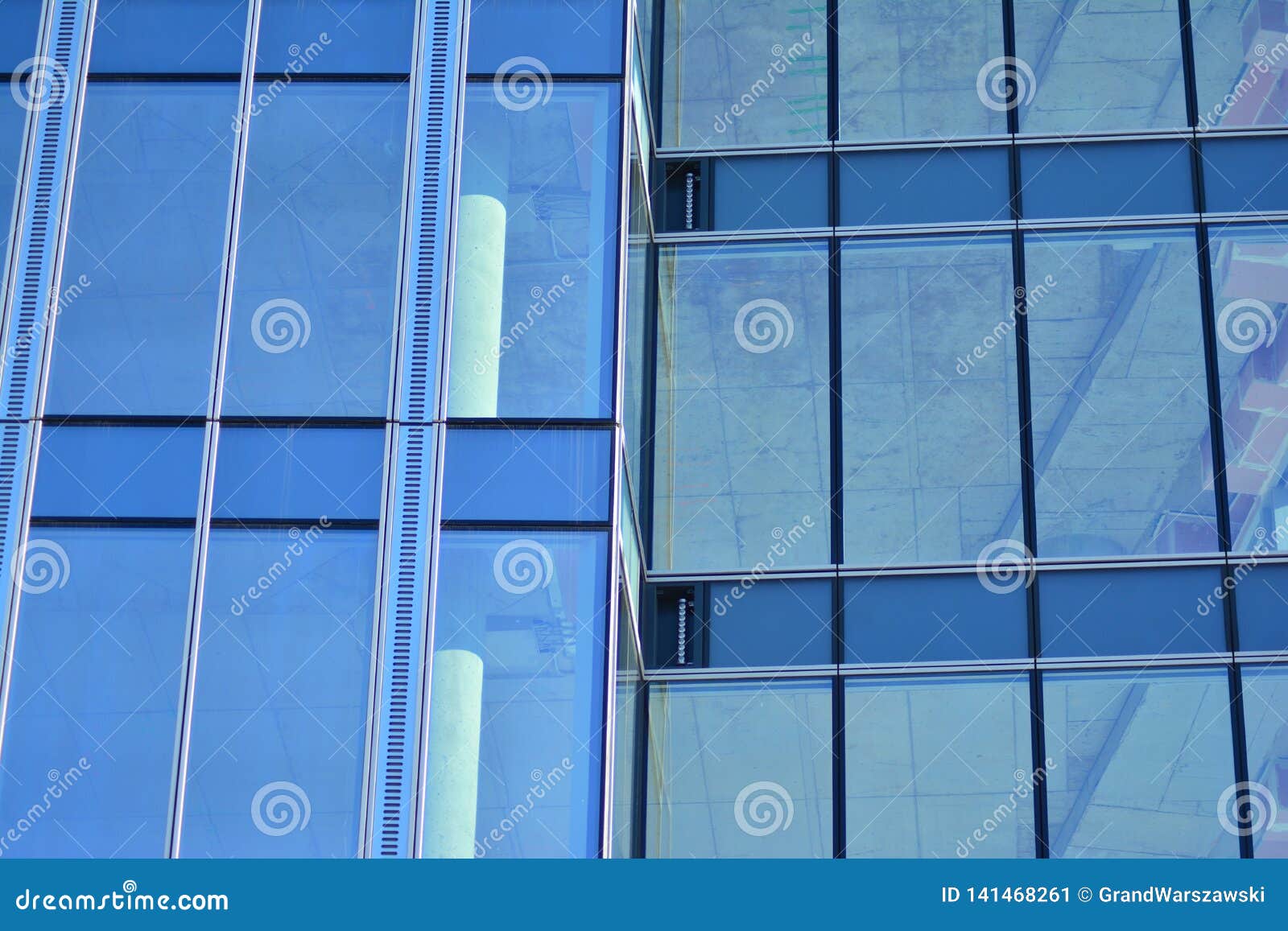 De vensters van een modern gebouw voor bureaus Bedrijfsgebouwenarchitectuur. Blauwe schone glasmuur van de moderne bureaubouw