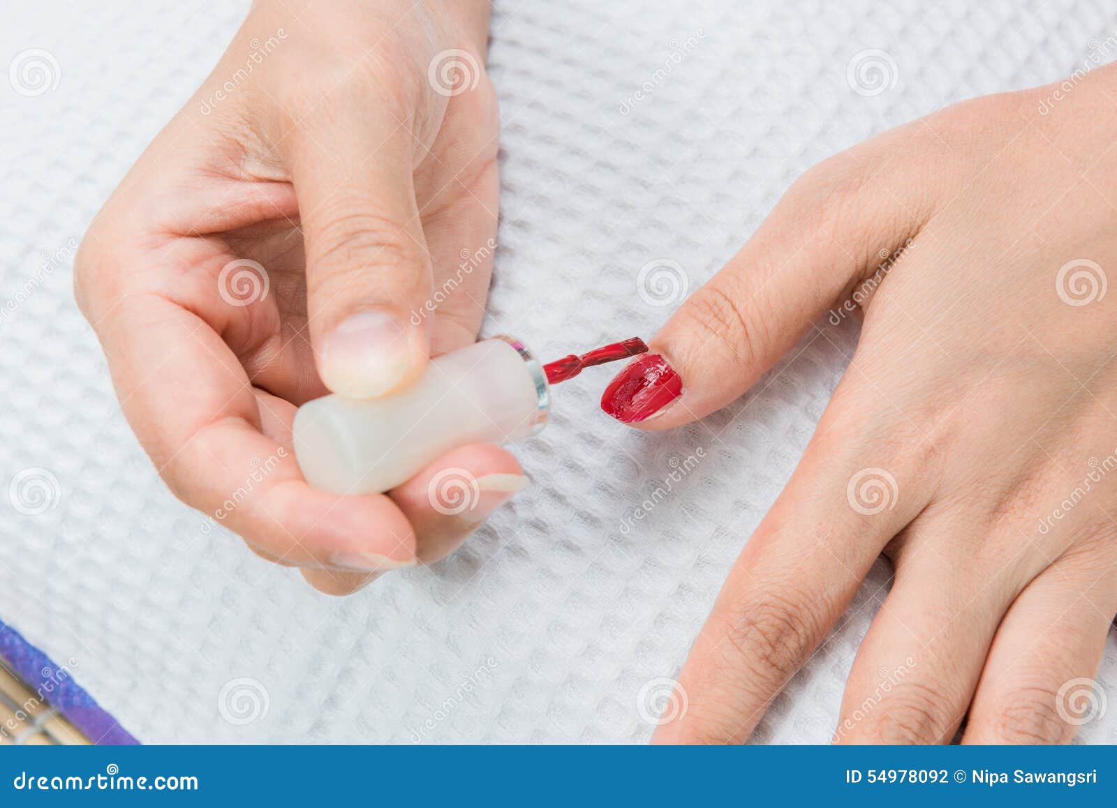 De verf rode kleur van de manicurespijker Schoonheidsverzorgingconcept