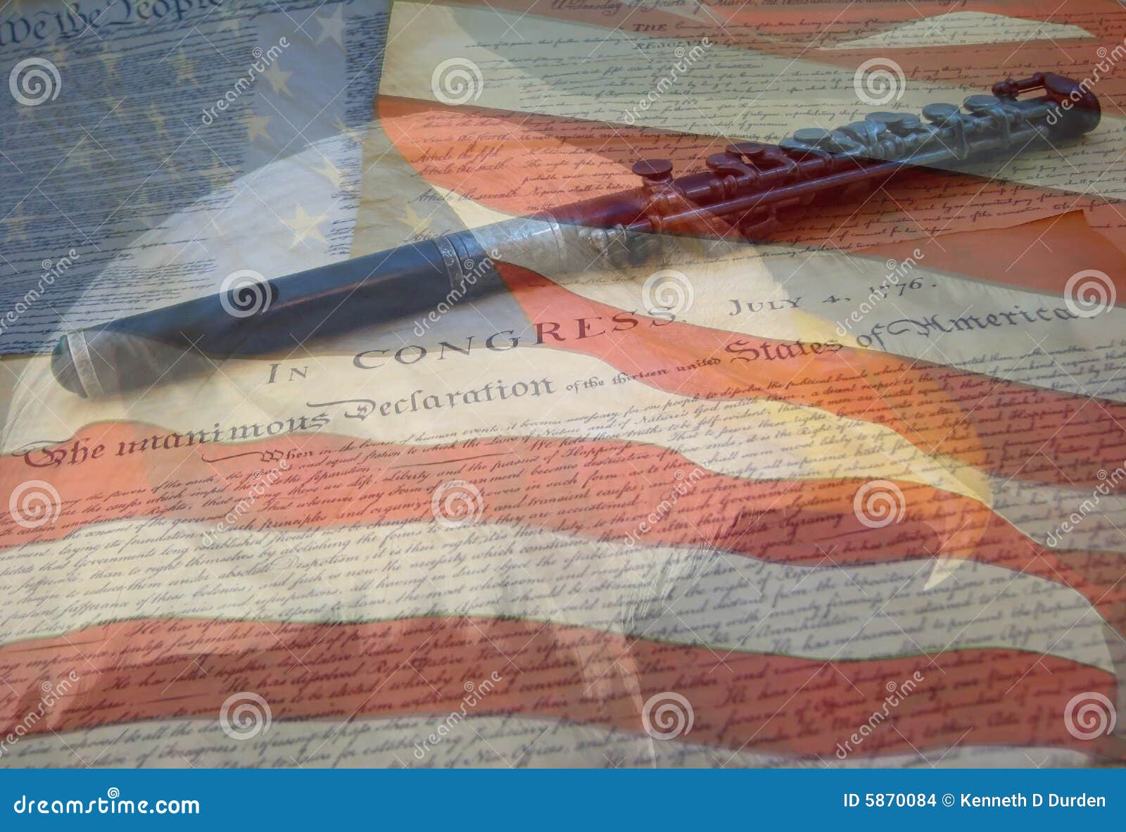 De Vlag en de Documenten van de adelaar. Een samenstelling van twee foto's die door de auteur worden genomen - de kale adelaar, de Amerikaanse vlag, de Verklaring van Onafhankelijkheid en de Grondwet met Fife combineerden in één foto.