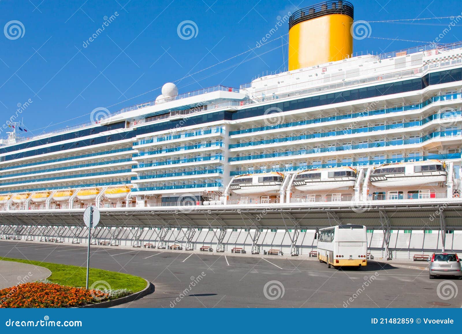 De voering van de cruise in haven. De voering van de cruise in St. Petersburg nieuwe haven