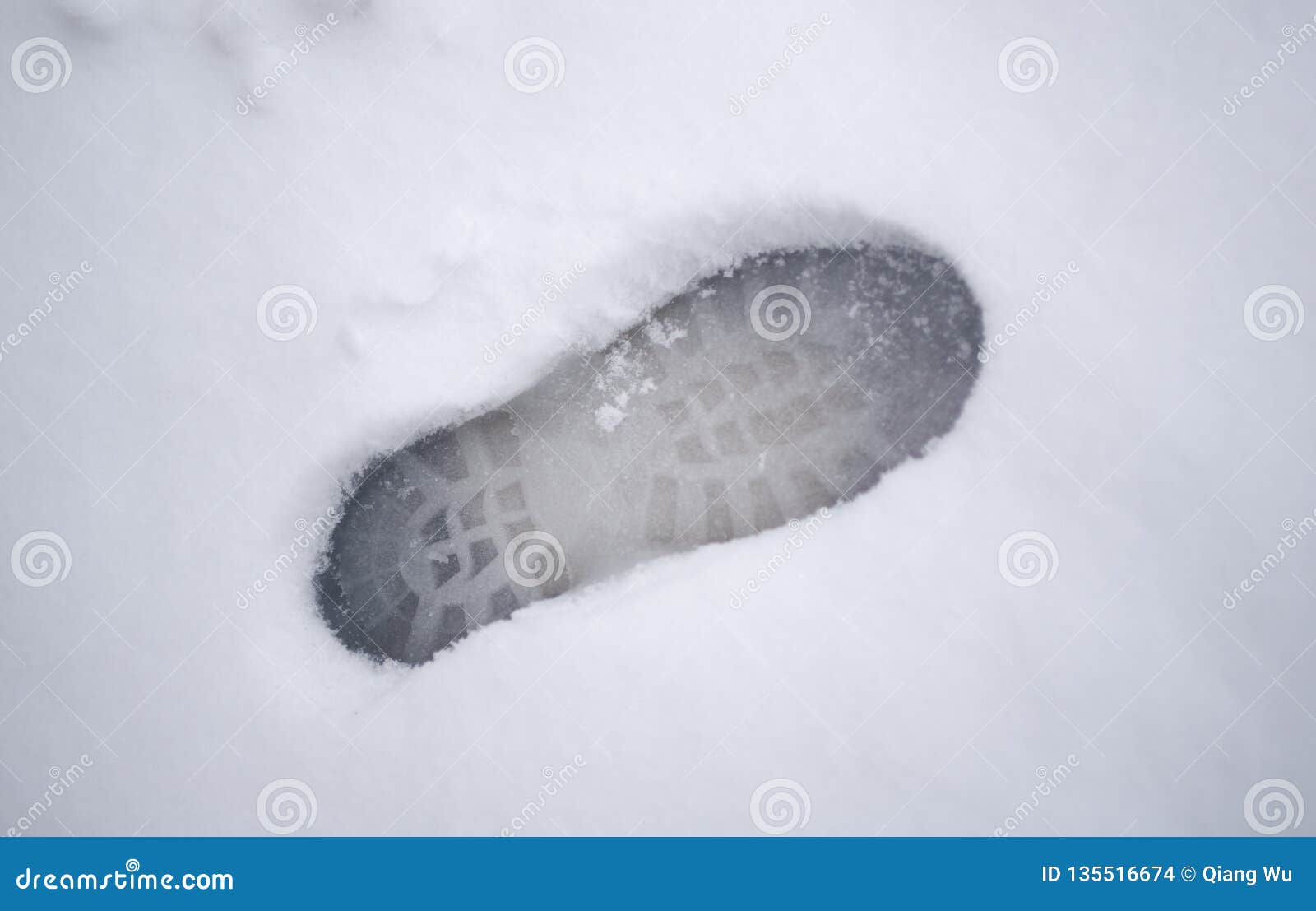 De Voetafdrukken Op De Sneeuw in De Koude Winter Zijn Bewijs Van ...