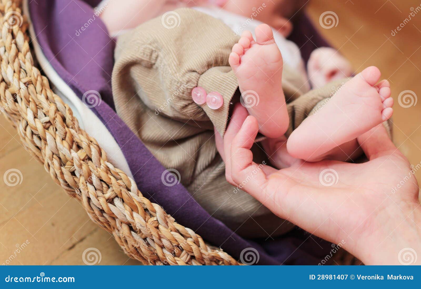 De voeten van de baby. Weinig babyvoeten. 3 maanden zuigelings