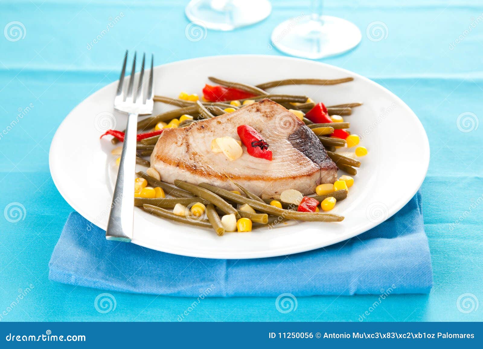 De voorbereide whith groenten van de tonijn lapje vlees. Smakelijke tonijnlapje vlees voorbereide whith verse groenten