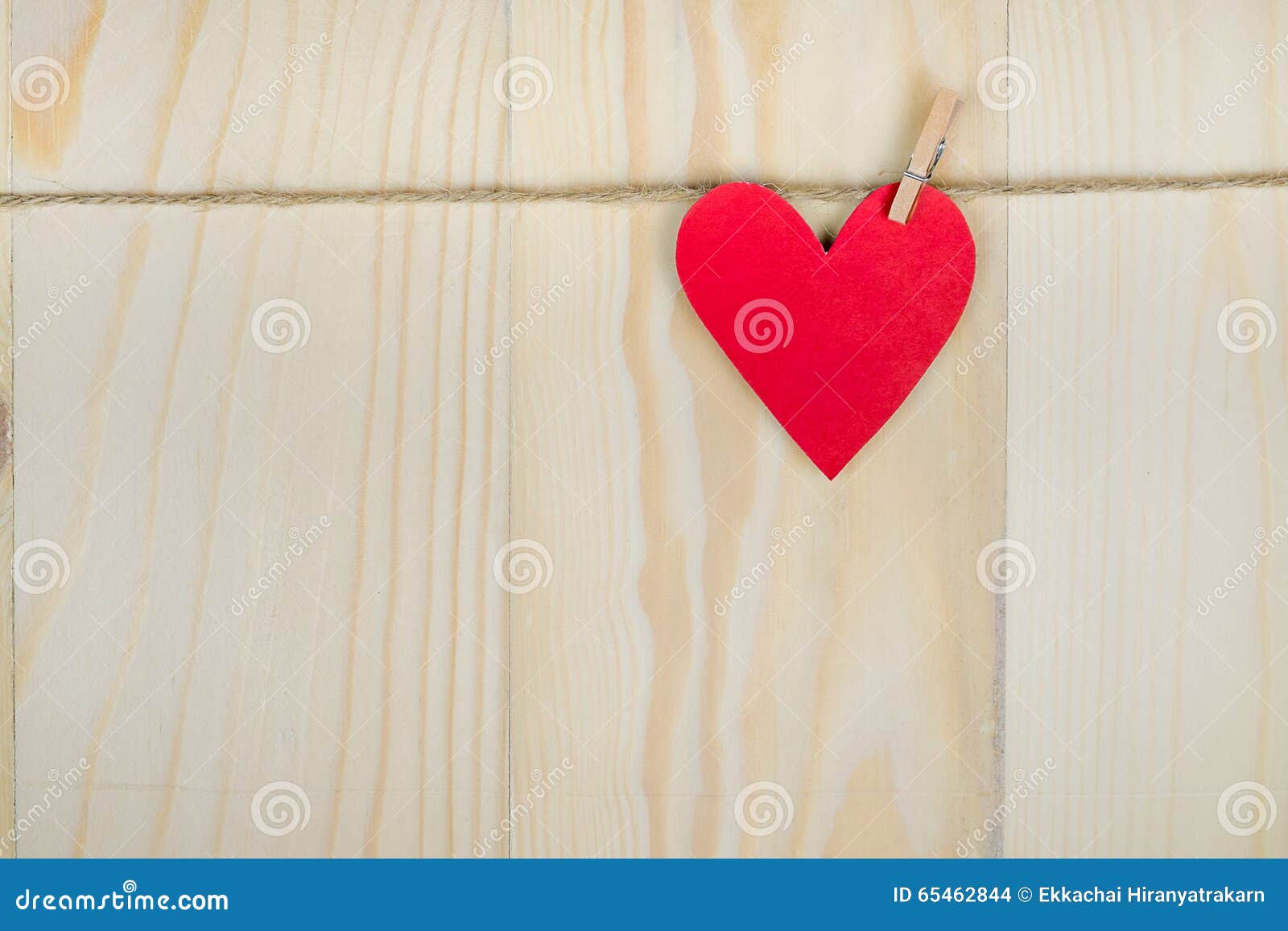 De vorm van het hart. Hartvorm het hangen met een kabel