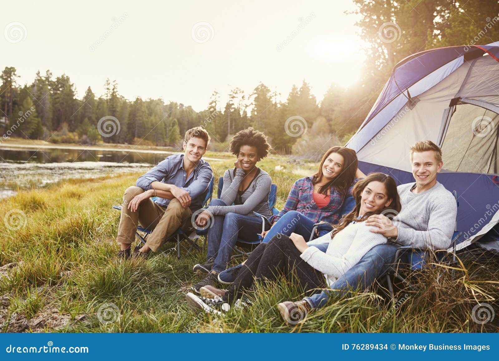 De Vrienden Op Een Het Kamperen Reis Die Door Een Tent Ontspannen Kijken Aan Camera Stock Foto - Image Of Daling, Krijgen: 76289434