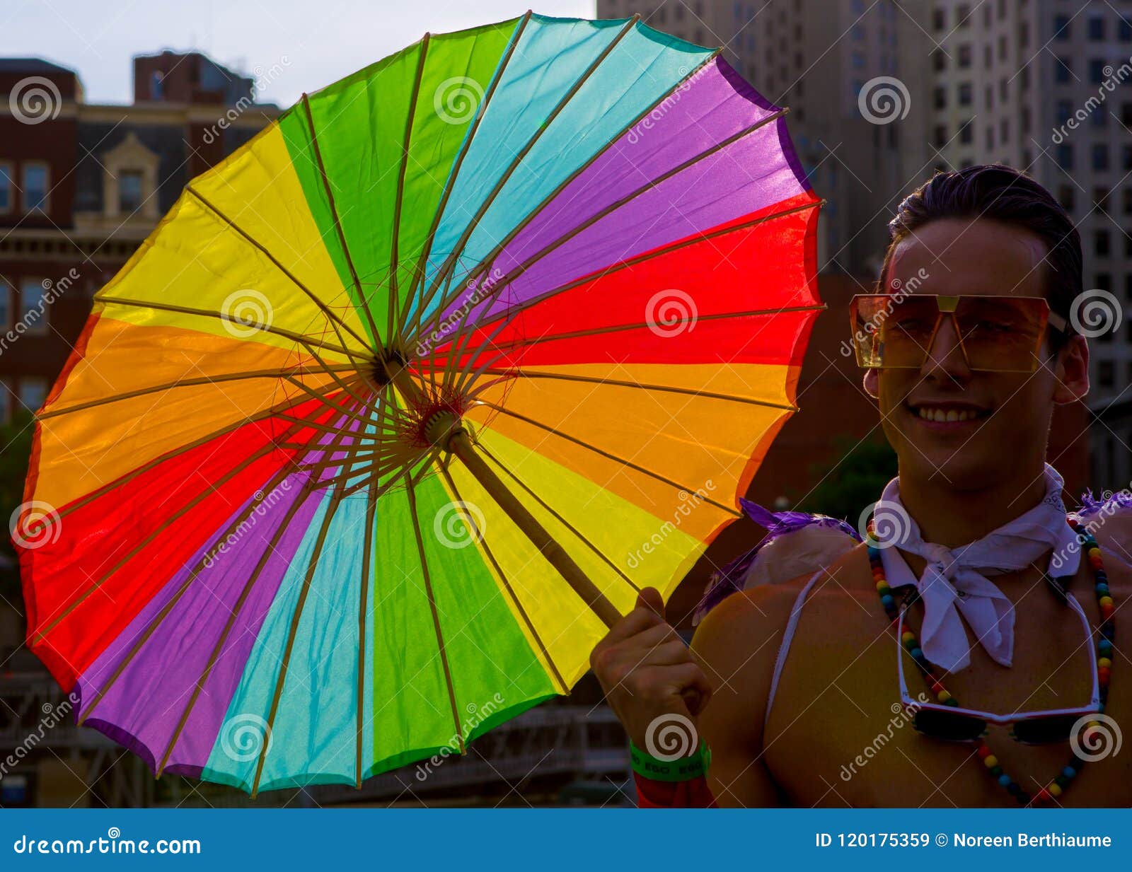 ongeluk Moedig aan Autorisatie De Vrolijke Paraplu Van Pride Festival En Van De Regenboog Redactionele  Stock Afbeelding - Image of sluit, sinaasappel: 120175359