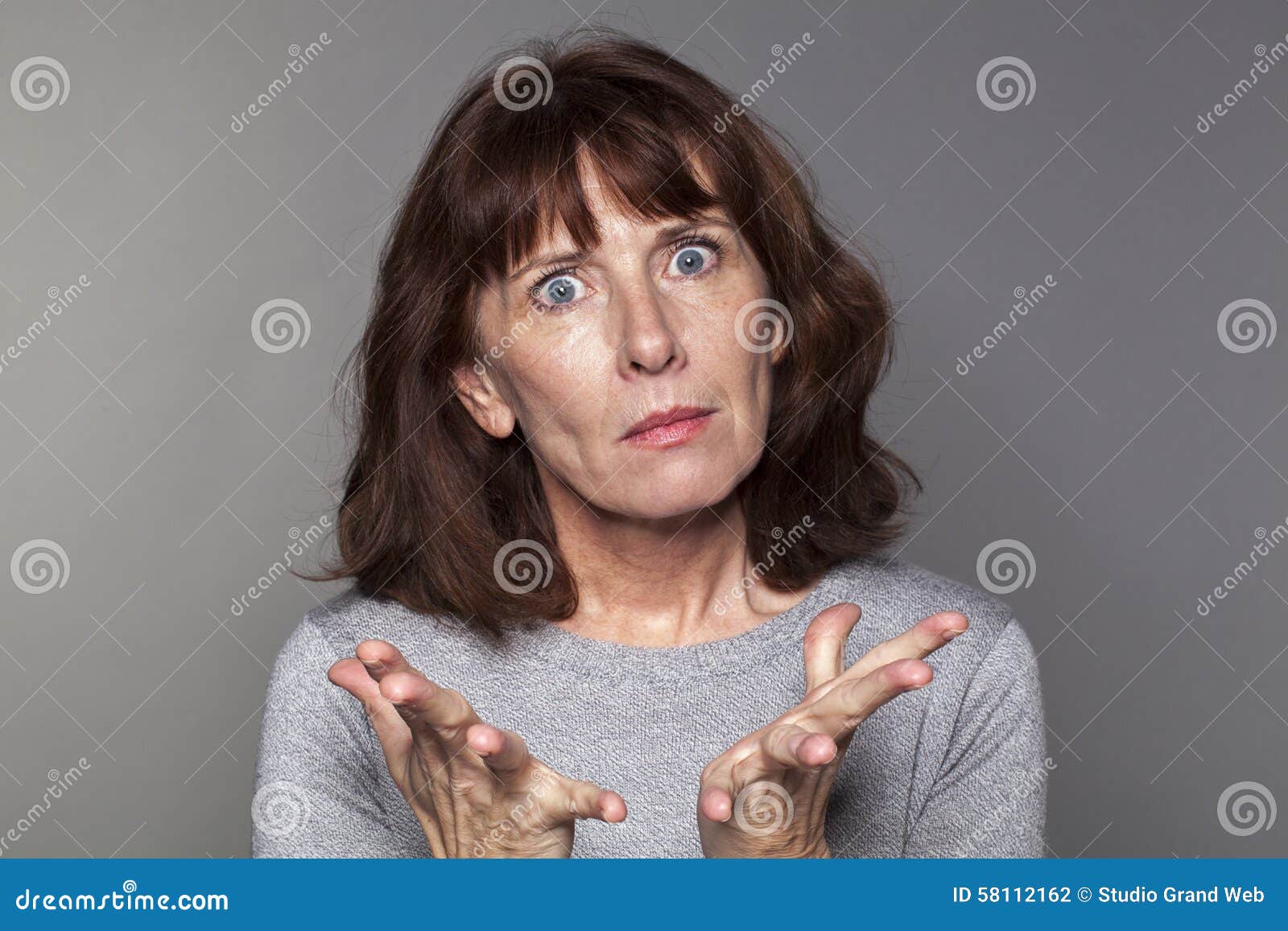 De Vrouw Wordt Verrast Die Met Deelt Uit Stock Foto Image of oudste