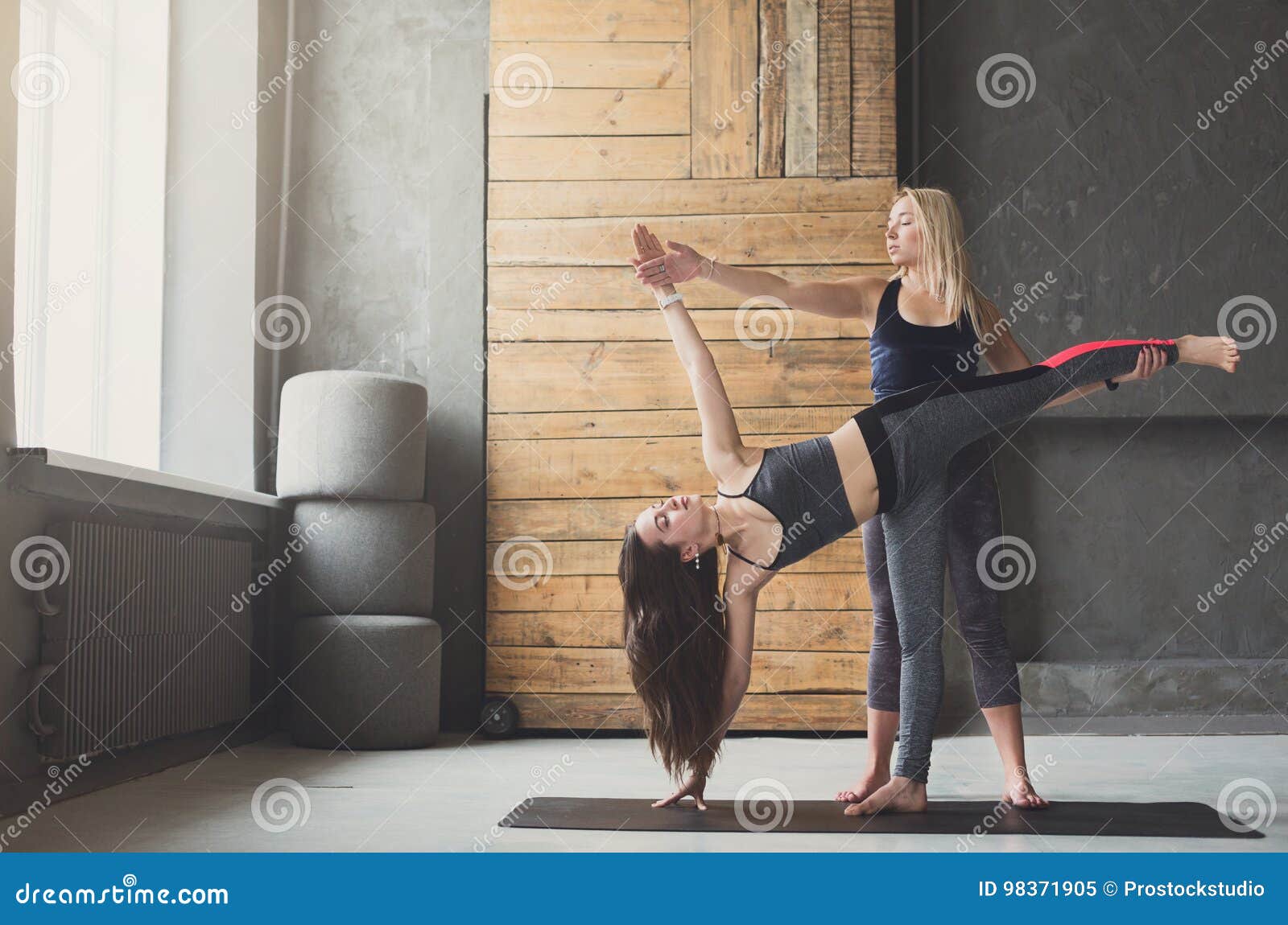 De Vrouw In Zijplank Stelt Met Trainer Bij Yogaklasse Stock Afbeelding Image Of Mooi Lichaam