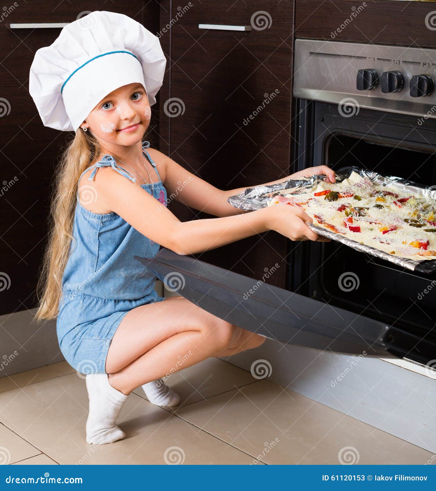 De Vrouwelijke Pizza Van Het Kindbaksel Thuis Stock Afbeelding Image