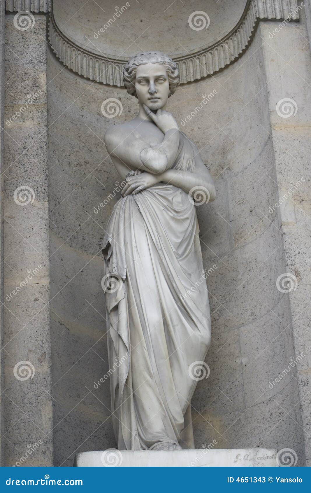 De vrouwen dwarswapens van het standbeeld. Een vrouwenstandbeeld in Parijs binnen van de lat en wie de wapens kruisen