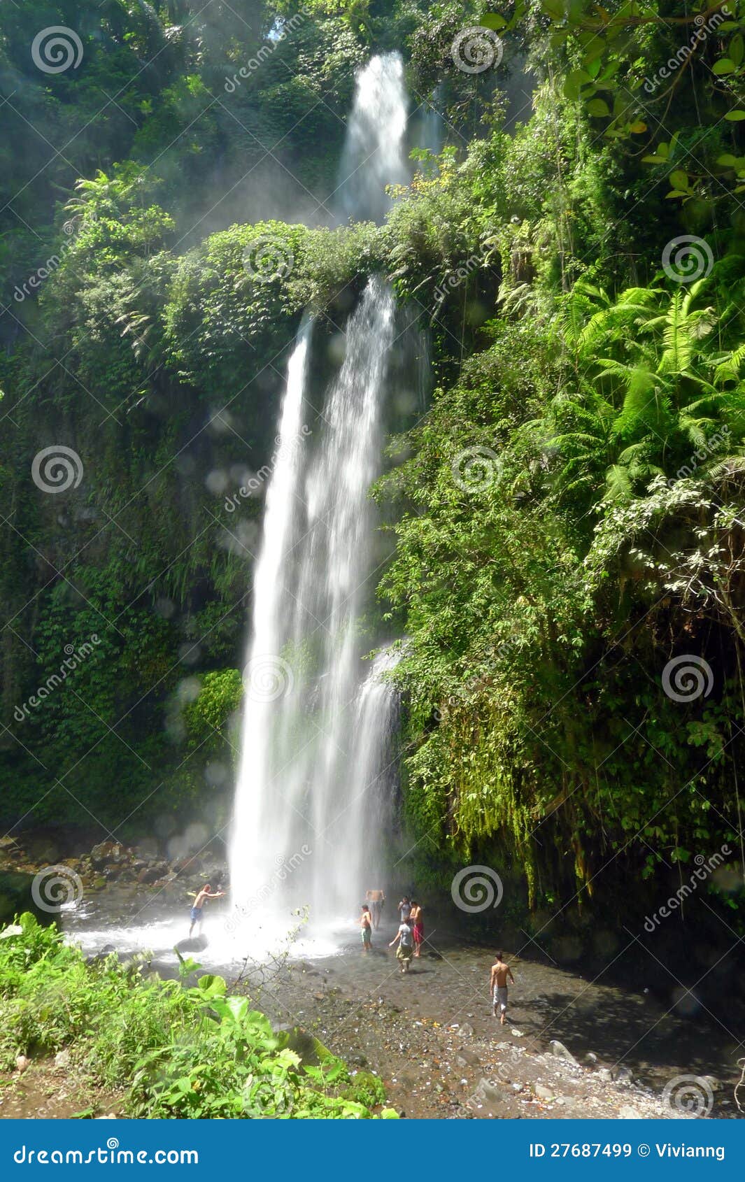 De Waterval van Gila Lombok van Sindang. De waterval van Gila van Sendang (Sendang Gile), is de bekendste aantrekkelijkheid van het nationale park van Rinjani van het Onderstel. Gevestigd bij ongeveer 600m boven zeeniveau.