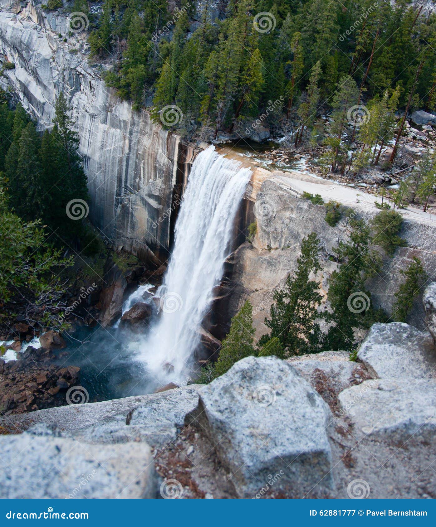 Papa Perceptie Hamburger De Watervallen Van Nevada in Yosemite Stock Afbeelding - Image of  wandeling, nave: 62881777