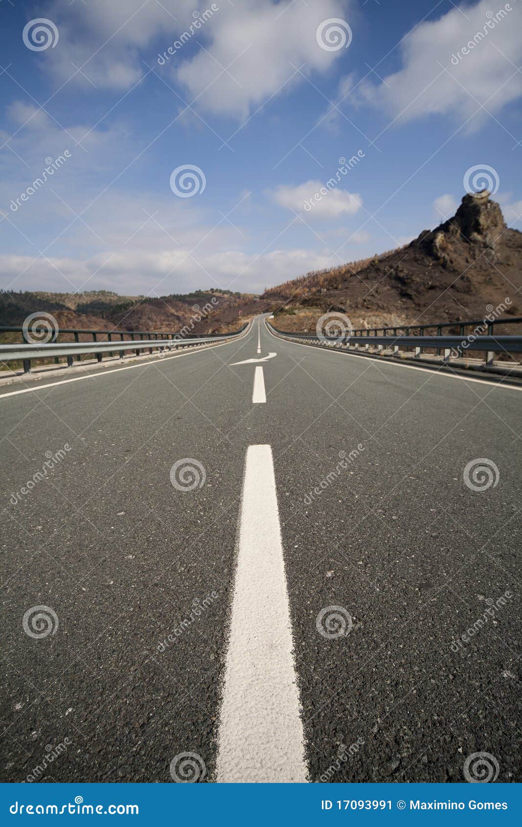 De weg van het asfalt in bergen en blauwe hemel