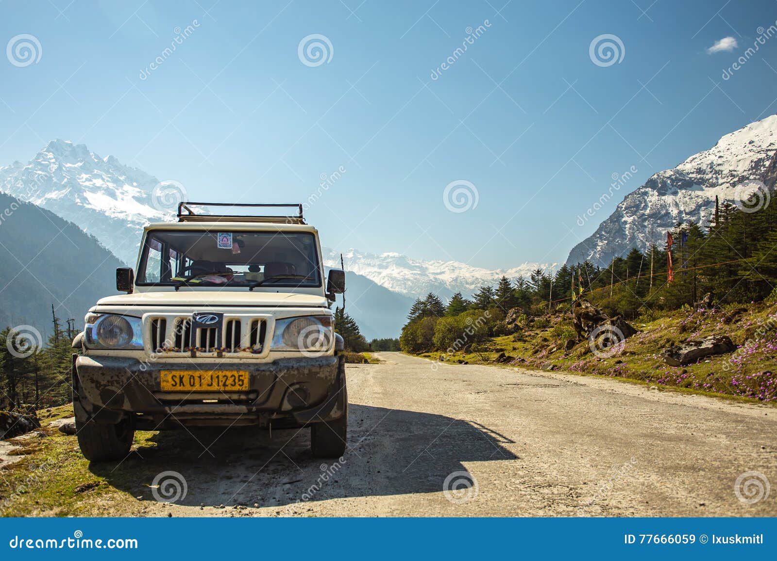 Sikkim, India - April 13, 2013: De weg Wegauto met sneeuw moutain op achtergrond in Sikkim, India