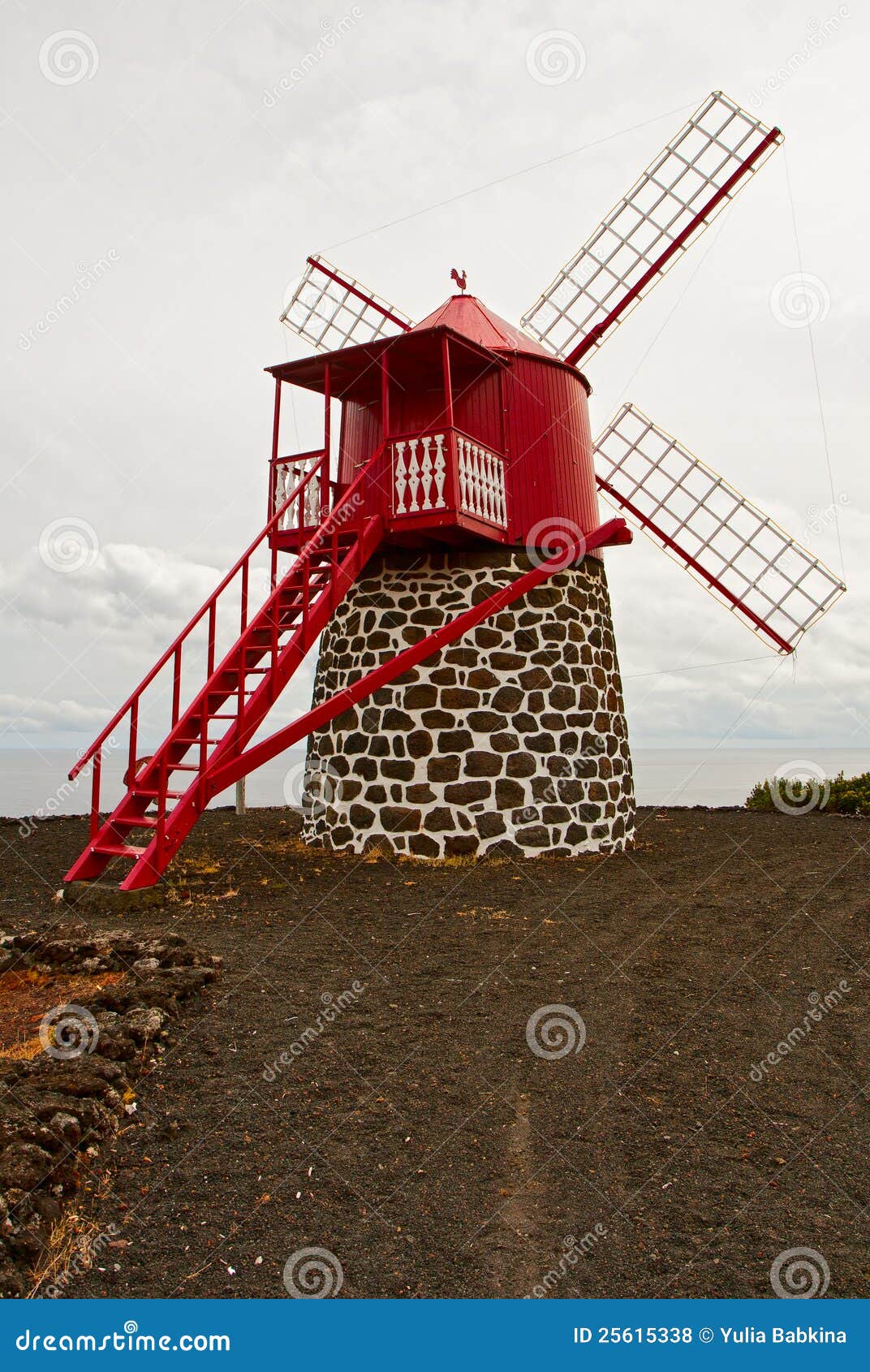 De windmolen op de kust van de oceaan. Het symbool van de Azoren is een traditionele windmolen