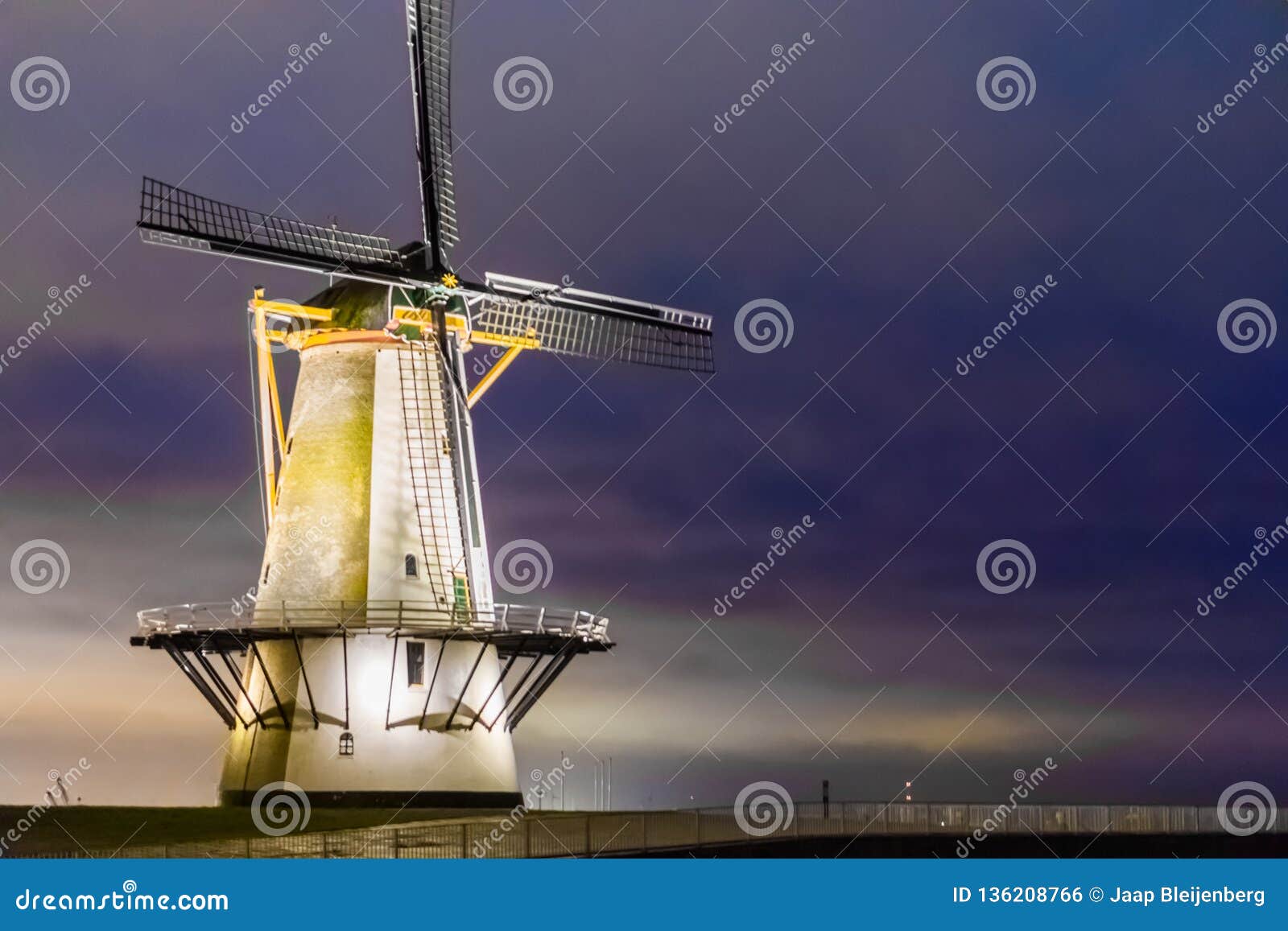 De Windmolen Van Vlissingen 's Nachts, Typisch Nederlands Landschap ...