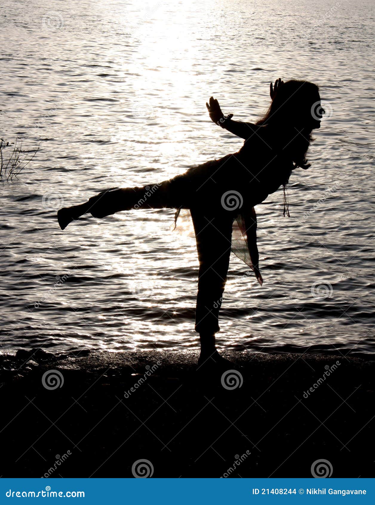 De Yoga van de rivieroever. Een silhouet van vrouwelijke Indische yogi die traditionele yoga uitvoeren oefent dichtbij een rivier uit.