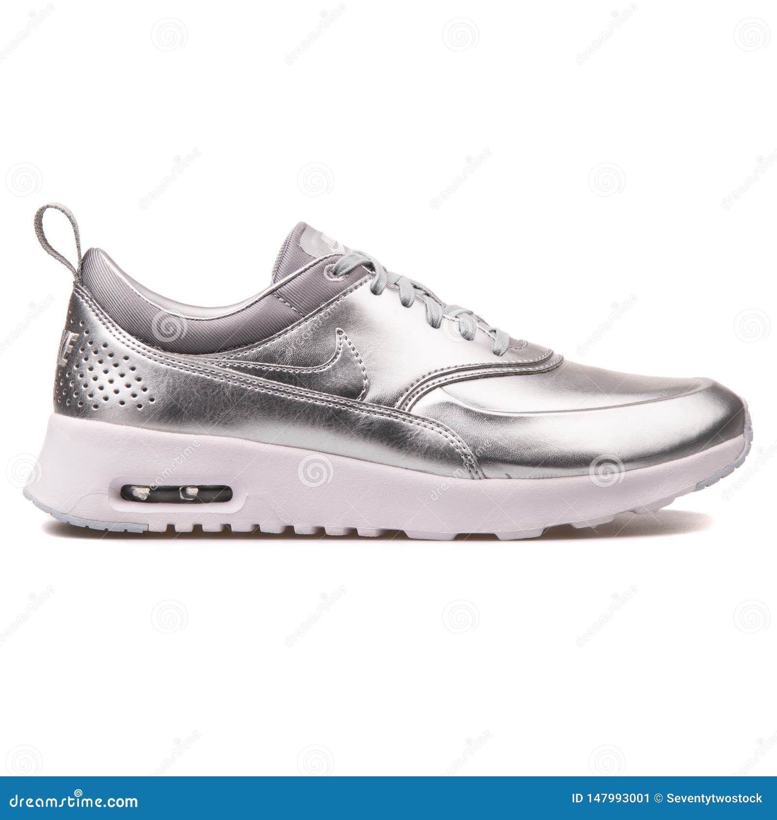 De Zilveren Tennisschoen Van Nike Air Max Redactionele Foto - Image of manier, 147993001