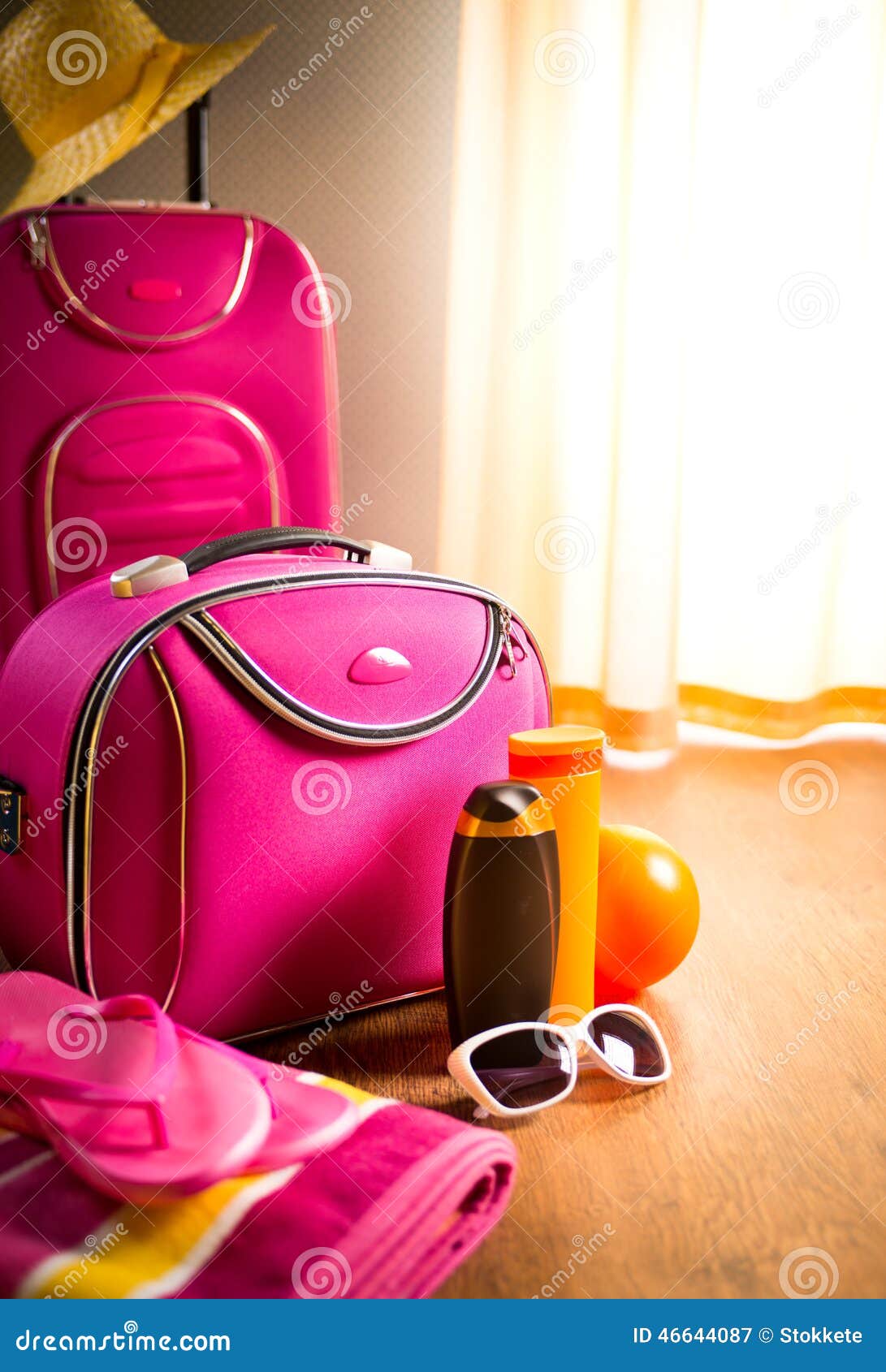De zomervakanties verpakking. De zomervakanties die met roze karretjegeval, zonnebril en zonroom inpakken