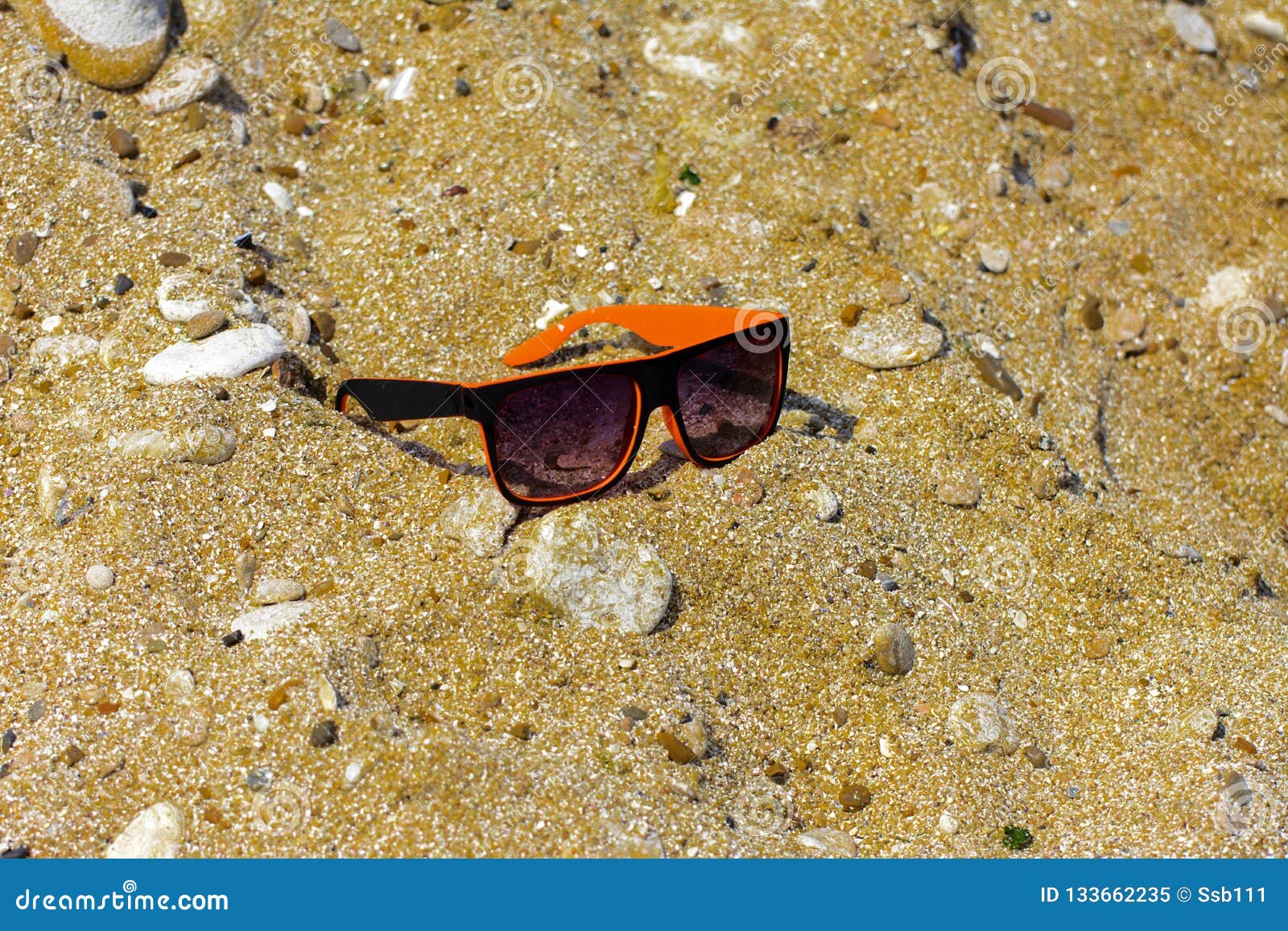 Petulance Ga lekker liggen Cataract De Zonnebril Wordt Verloren En Ligt Op Het Strand Door Het Overzees Zwarte Met Stock Afbeelding - Image of zwart, spiegel: 133662235 Petulance Ga lekker liggen Cataract De Zonnebril Wordt Verloren En Ligt Op Het Strand Door Het Overzees Zwarte Met Stock Afbeelding - Image of zwart, spiegel: 133662235