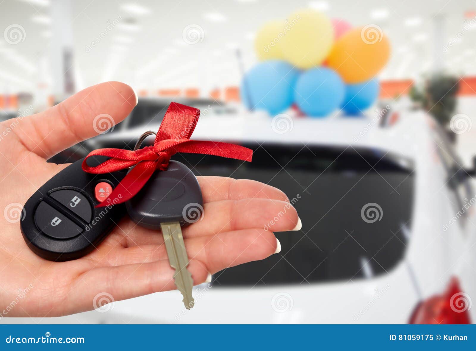 Keyed my car. Ключ от автомобиля в руке. Ключи от автомобиля подарок. Подарок машина ключ. Ключи от машины в женской руке.
