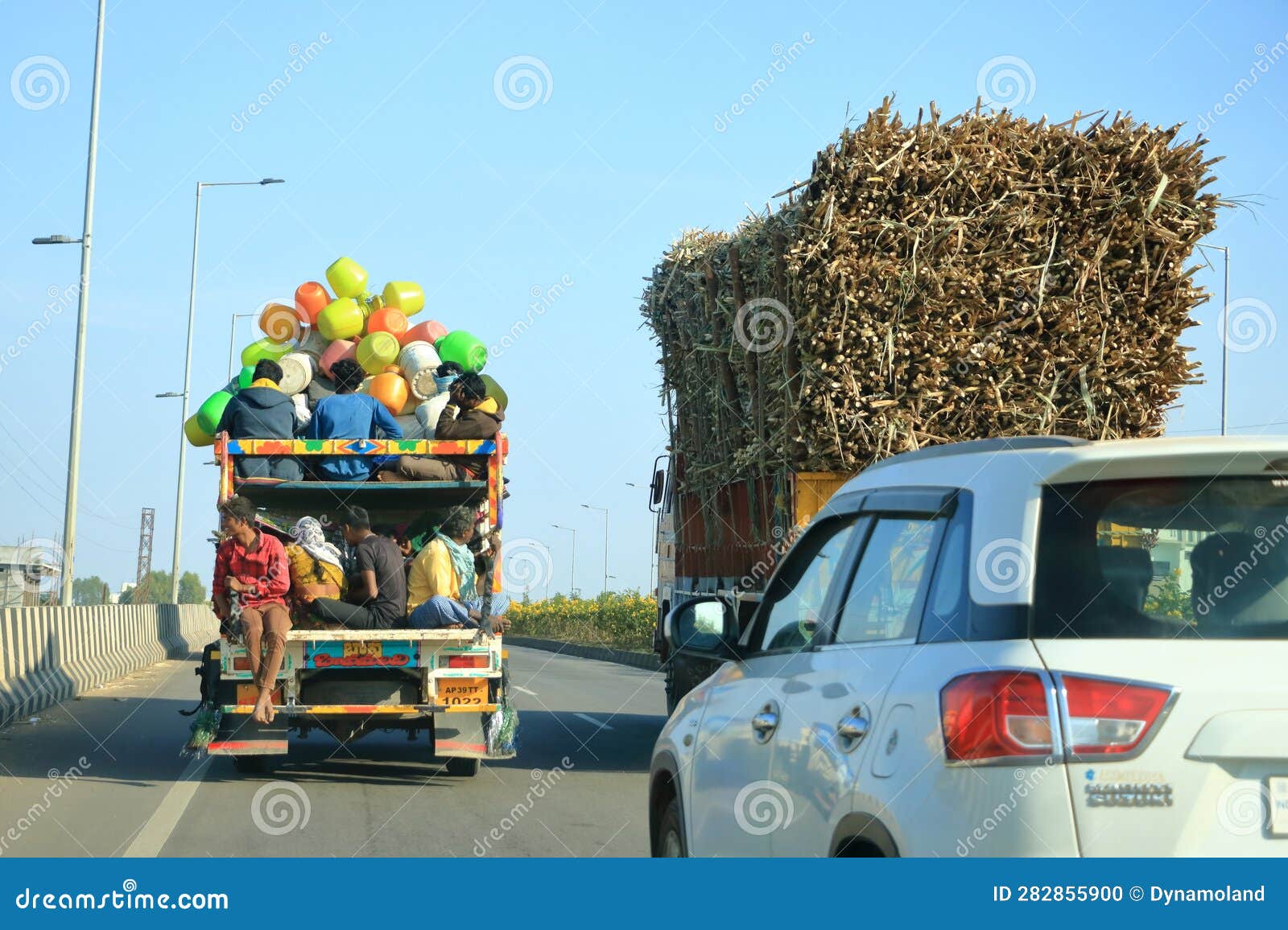 Overloaded truck india hi-res stock photography and images - Alamy