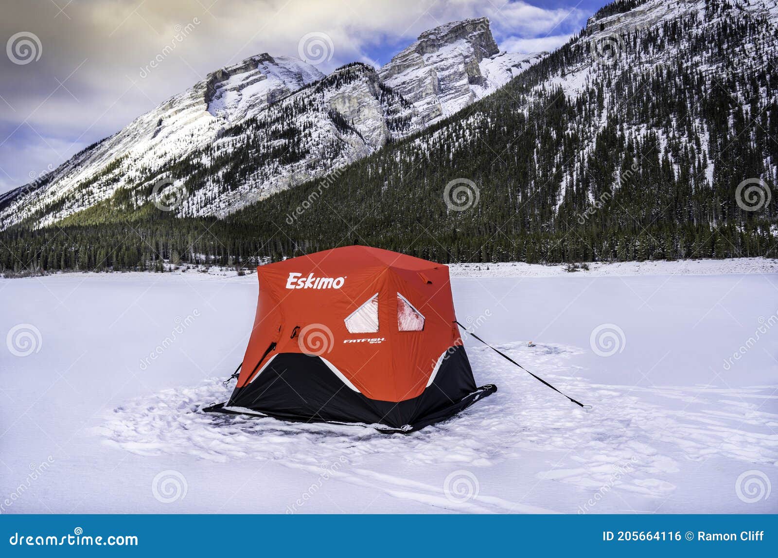 https://thumbs.dreamstime.com/z/december-spray-lakes-alberta-canada-eskimo-ice-fishing-tent-set-up-frozen-lake-peter-lougheed-provincial-park-205664116.jpg