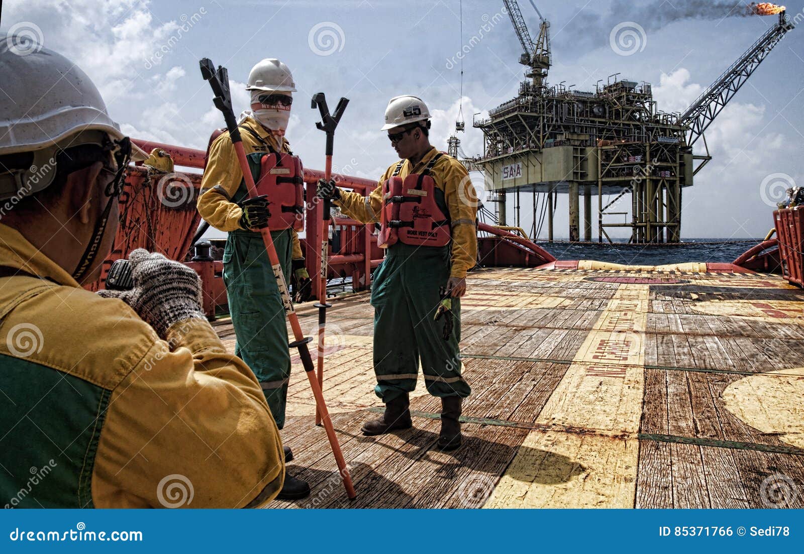 Deck crew working on deck editorial photo. Image of crude 85371766