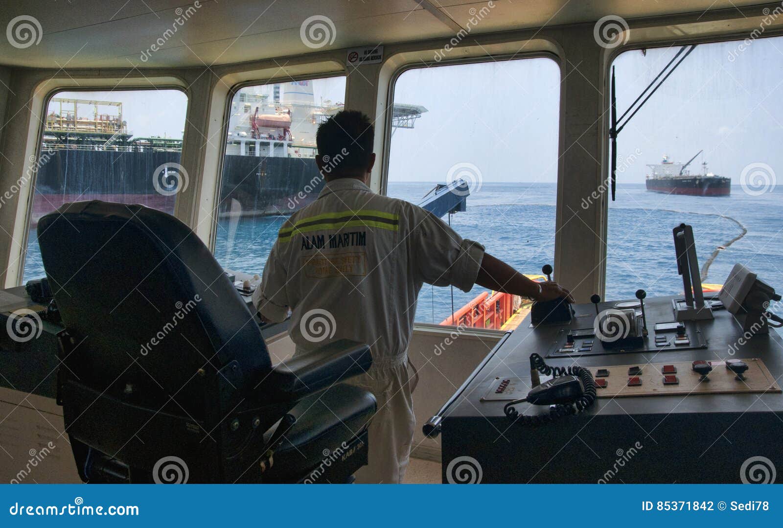 Deck crew working on deck editorial photography. Image of energy 85371842