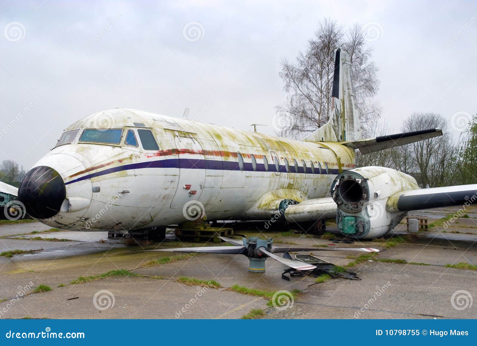 decommissioned vintage airplane