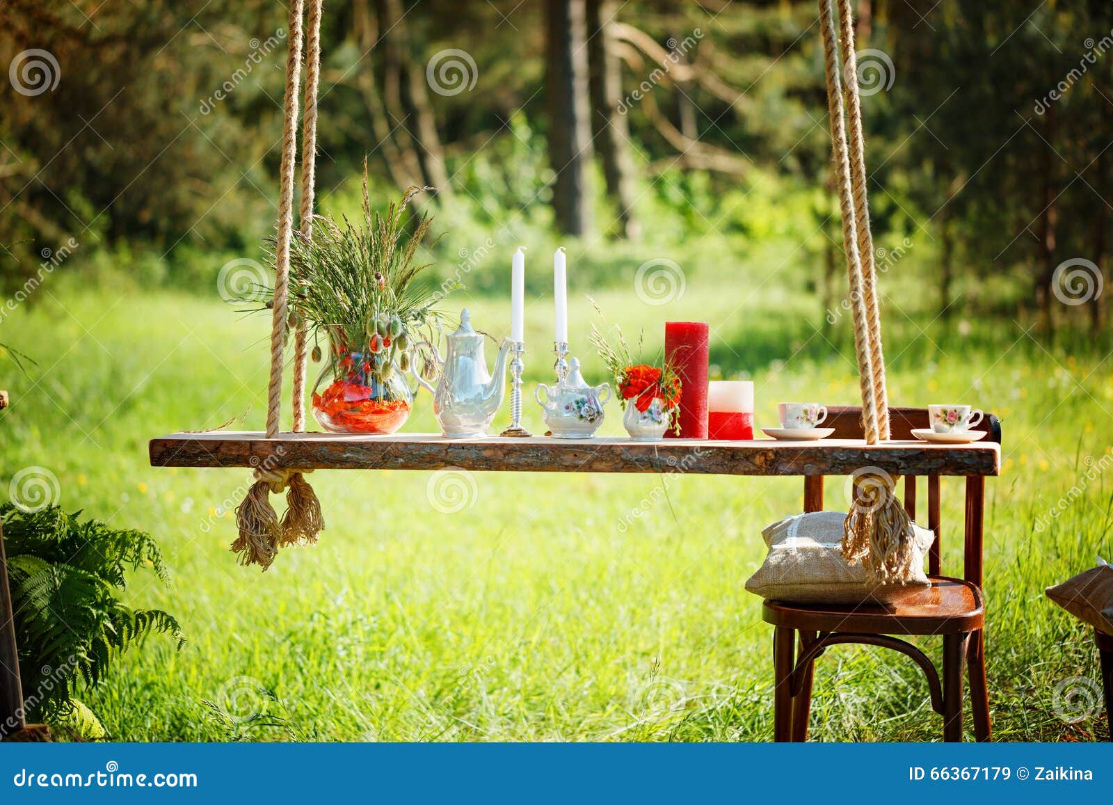 Decor romantisch diner met kaarsen, bloemen in groen bos dur stock ...