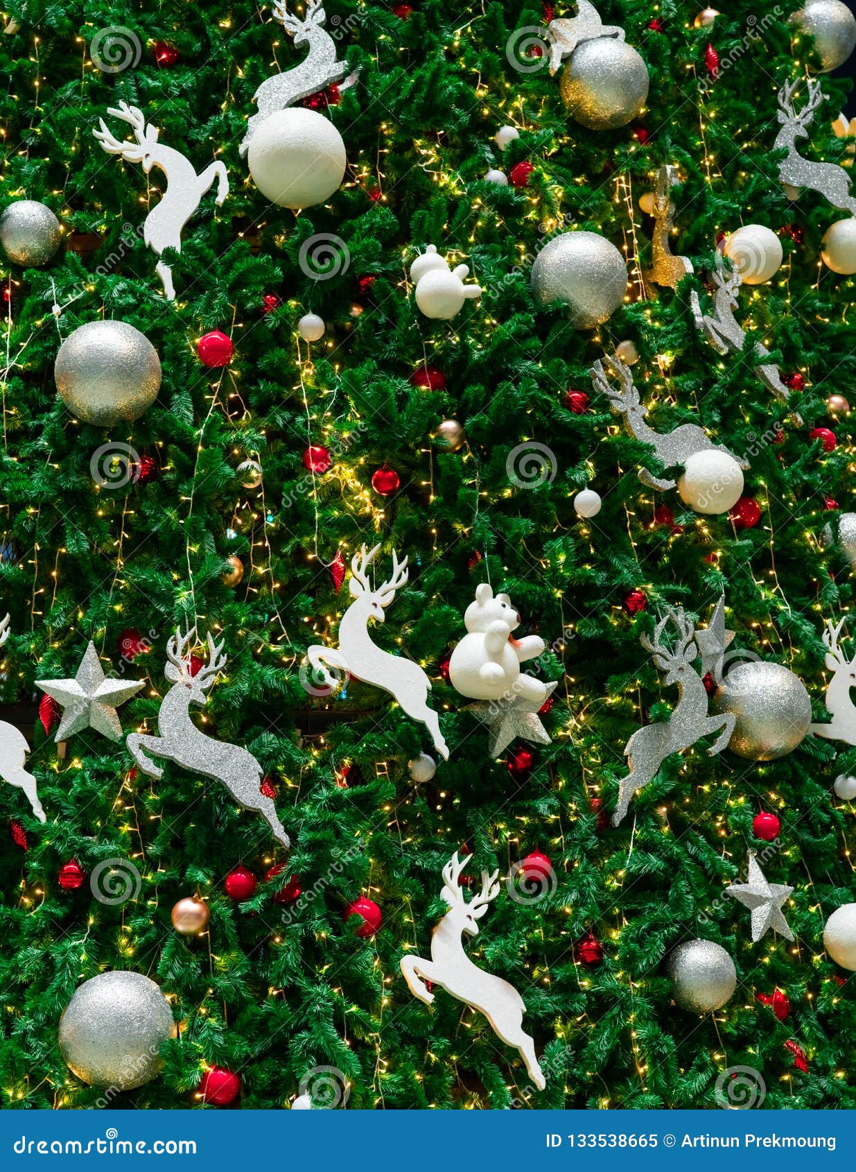 Decoração Ascendente Próxima Da árvore De Natal Com Vermelho, Ouro, Prata, E Bolas Brancas, Estrela De Prata E Rena Branca Fundo Imagem de Stock - Imagem de comemore, colorido: 133538665 Decoração Ascendente Próxima Da árvore De Natal Com Vermelho, Ouro, Prata, E Bolas Brancas, Estrela De Prata E Rena Branca Fundo Imagem de Stock - Imagem de comemore, colorido: 133538665