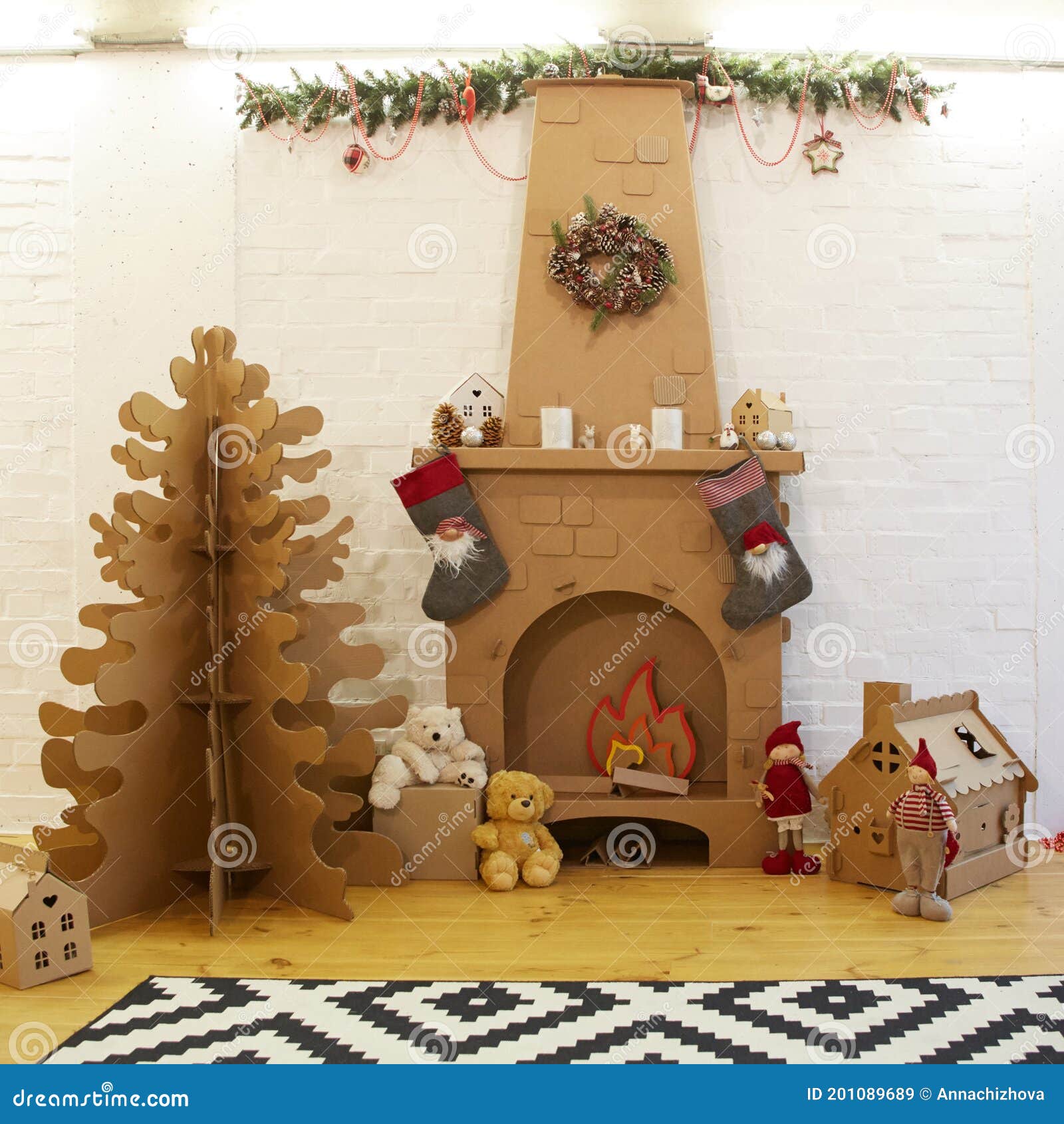 Decoração Caseira De Natal De Cartolina Com Presentes De árvores E Lareira.  Imagem de Stock - Imagem de projeto, esfera: 201089689