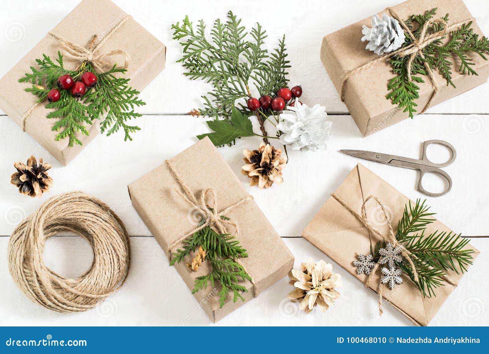 Decoração Caseiro Da Caixa De Presente Para O Natal Foto de Stock - Imagem de creativo, papel: 100468010 Decoração Caseiro Da Caixa De Presente Para O Natal Foto de Stock - Imagem de creativo, papel: 100468010